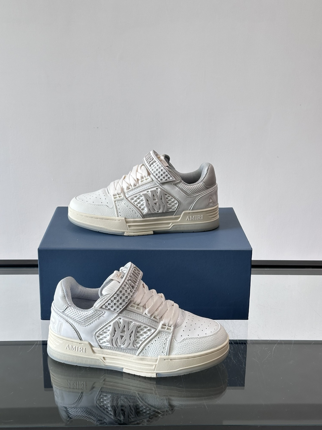 👟Amiri MA Skyline运动鞋。牛皮➕米黄橡胶底，简约又有细节感✨。鞋面有品牌标志和镂空设计，