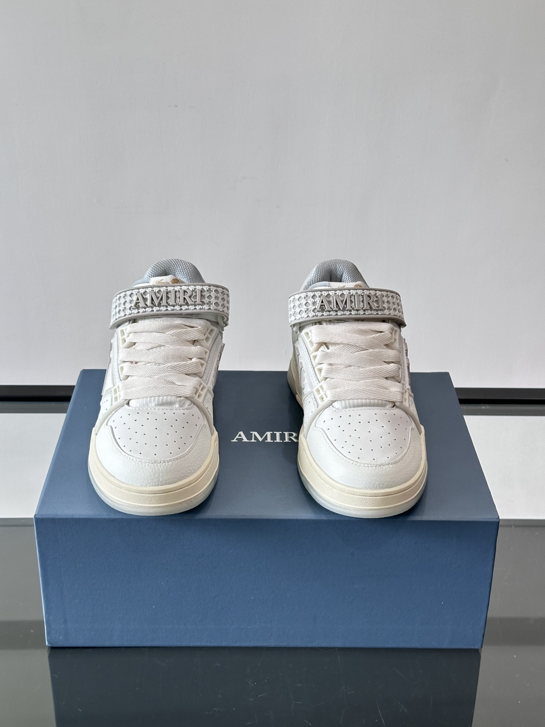👟Amiri MA Skyline运动鞋。牛皮➕米黄橡胶底，简约又有细节感✨。鞋面有品牌标志和镂空设计，