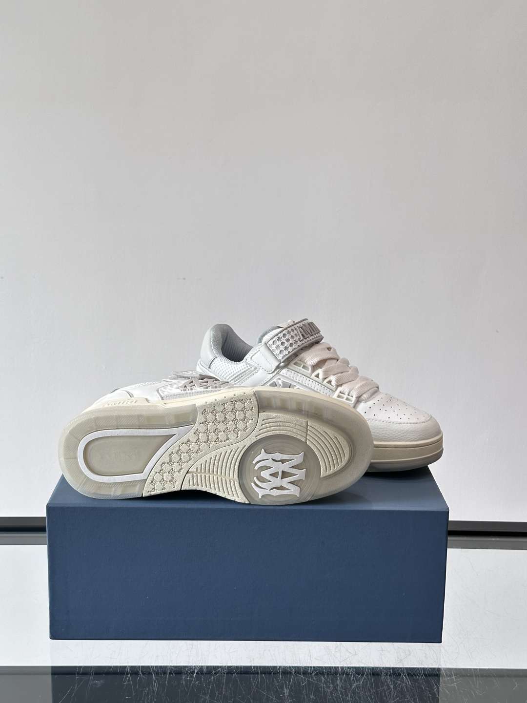 👟Amiri MA Skyline运动鞋。牛皮➕米黄橡胶底，简约又有细节感✨。鞋面有品牌标志和镂空设计，