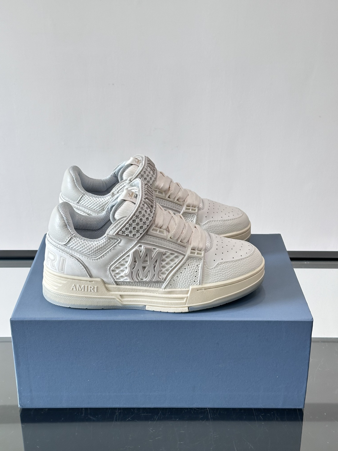 👟Amiri MA Skyline运动鞋。牛皮➕米黄橡胶底，简约又有细节感✨。鞋面有品牌标志和镂空设计，