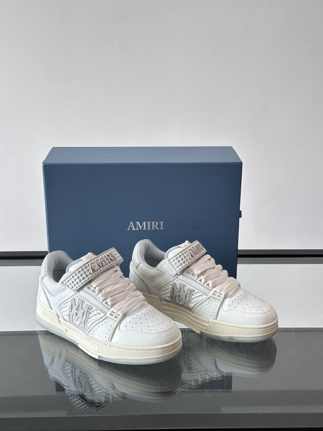 👟Amiri MA Skyline运动鞋。牛皮➕米黄橡胶底，简约又有细节感✨。鞋面有品牌标志和镂空设计，
