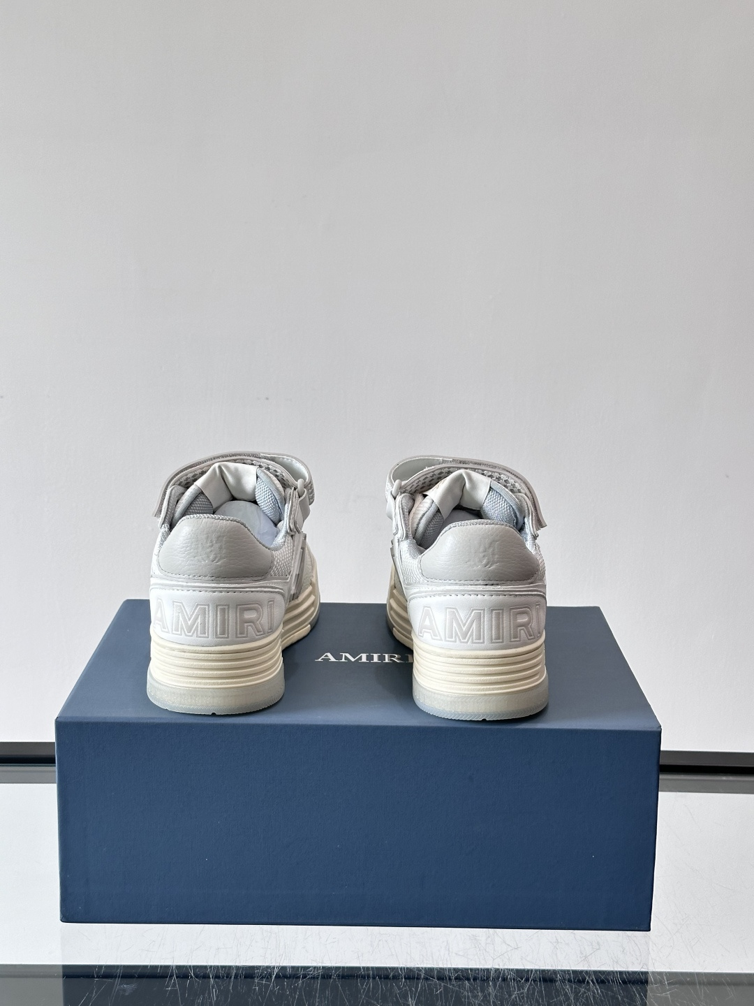 👟Amiri MA Skyline运动鞋。牛皮➕米黄橡胶底，简约又有细节感✨。鞋面有品牌标志和镂空设计，