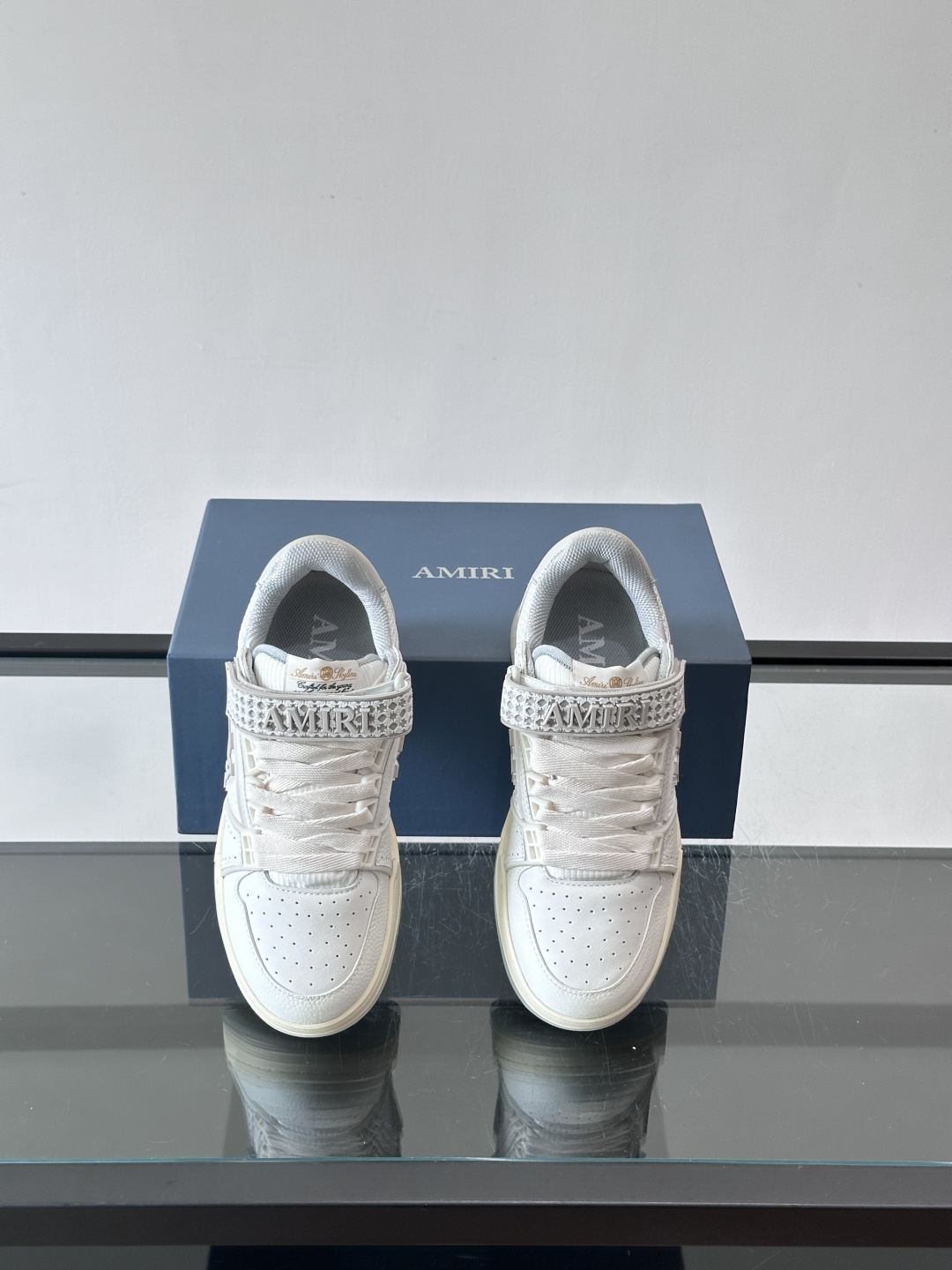 👟Amiri MA Skyline运动鞋。牛皮➕米黄橡胶底，简约又有细节感✨。鞋面有品牌标志和镂空设计，