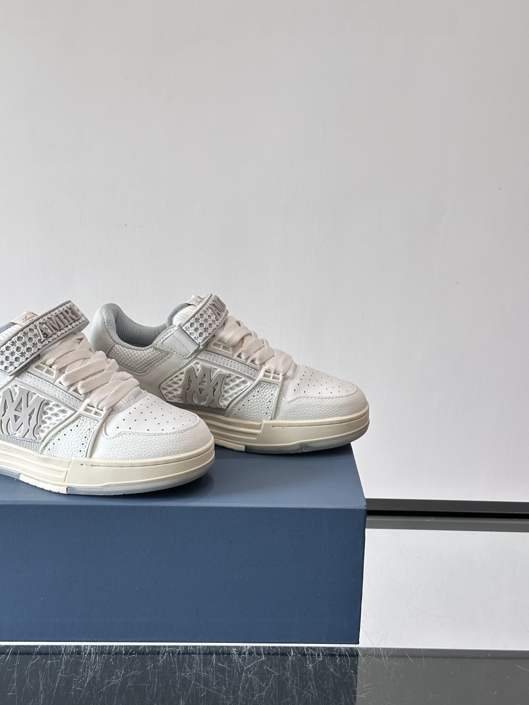 👟Amiri MA Skyline运动鞋。牛皮➕米黄橡胶底，简约又有细节感✨。鞋面有品牌标志和镂空设计，