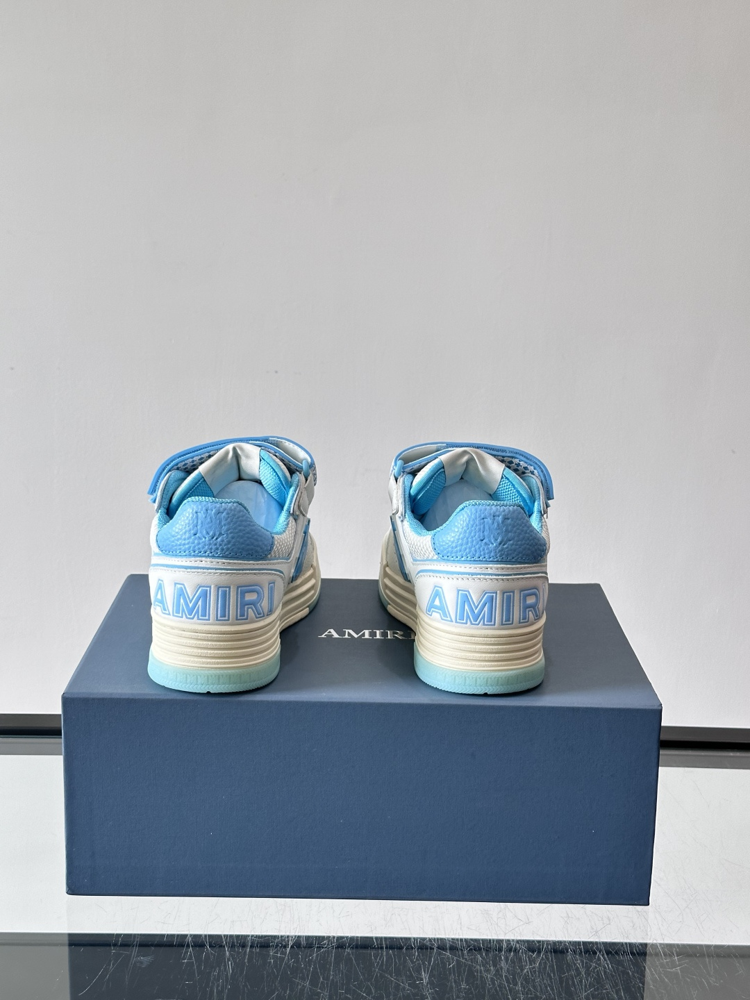 👟Amiri MA Skyline运动鞋。牛皮➕米黄橡胶底，简约又有细节感✨。鞋面有品牌标志和镂空设计，