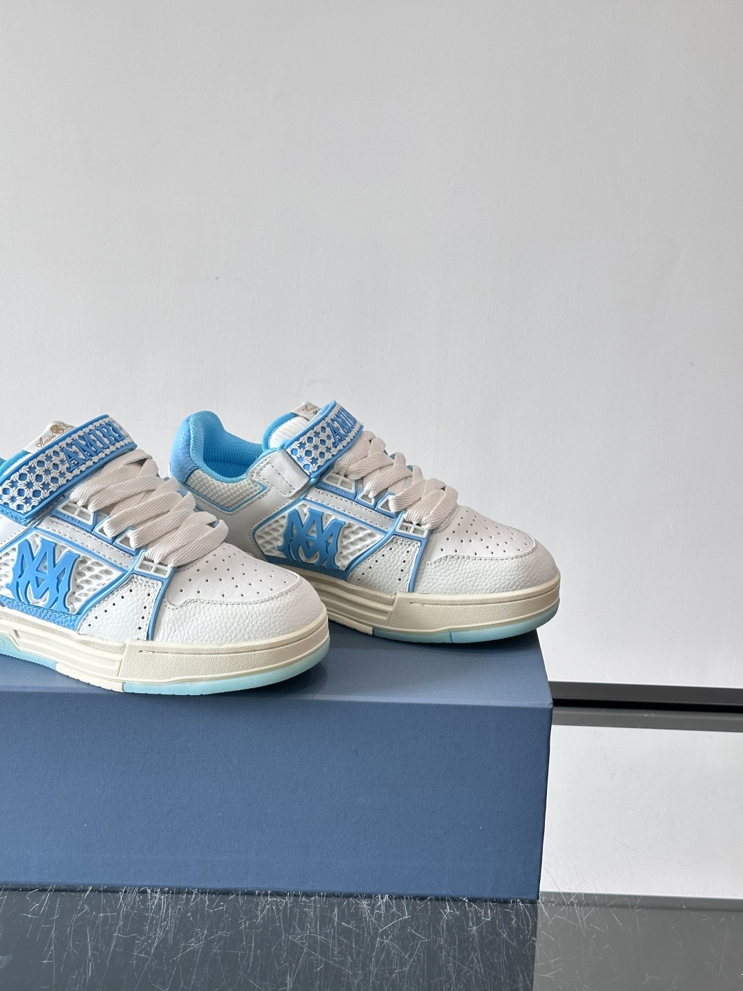 👟Amiri MA Skyline运动鞋。牛皮➕米黄橡胶底，简约又有细节感✨。鞋面有品牌标志和镂空设计，