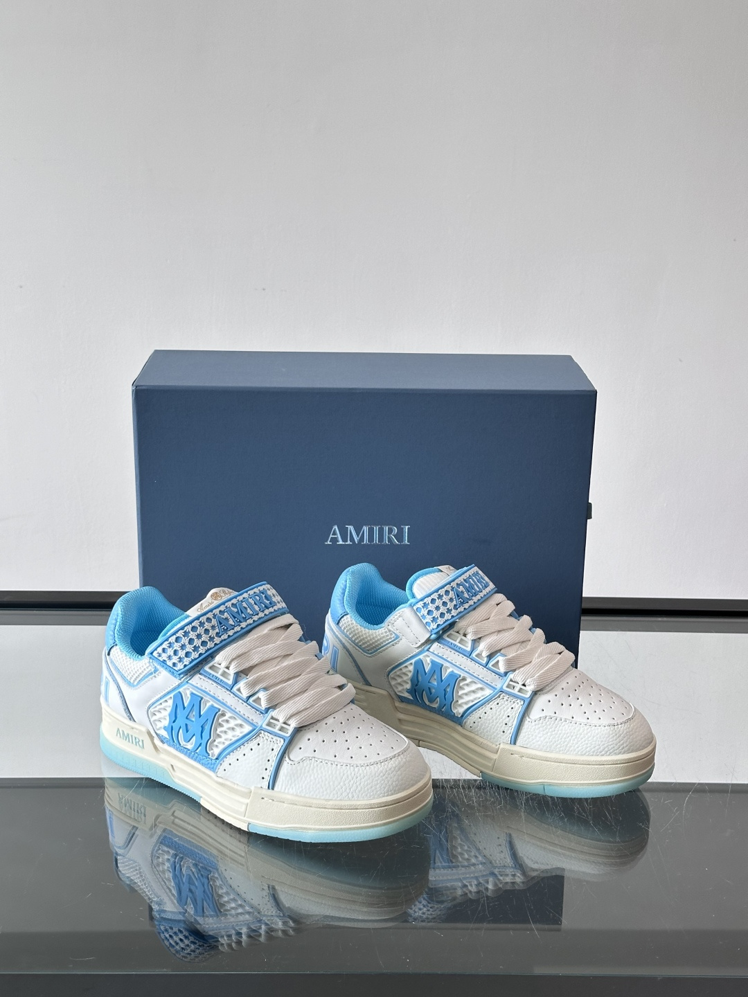 👟Amiri MA Skyline运动鞋。牛皮➕米黄橡胶底，简约又有细节感✨。鞋面有品牌标志和镂空设计，