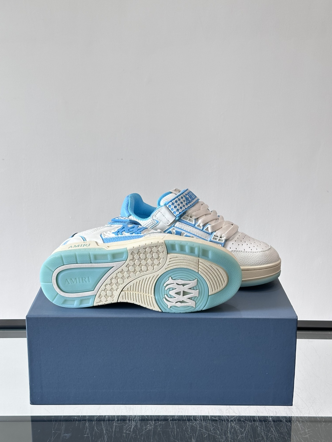 👟Amiri MA Skyline运动鞋。牛皮➕米黄橡胶底，简约又有细节感✨。鞋面有品牌标志和镂空设计，