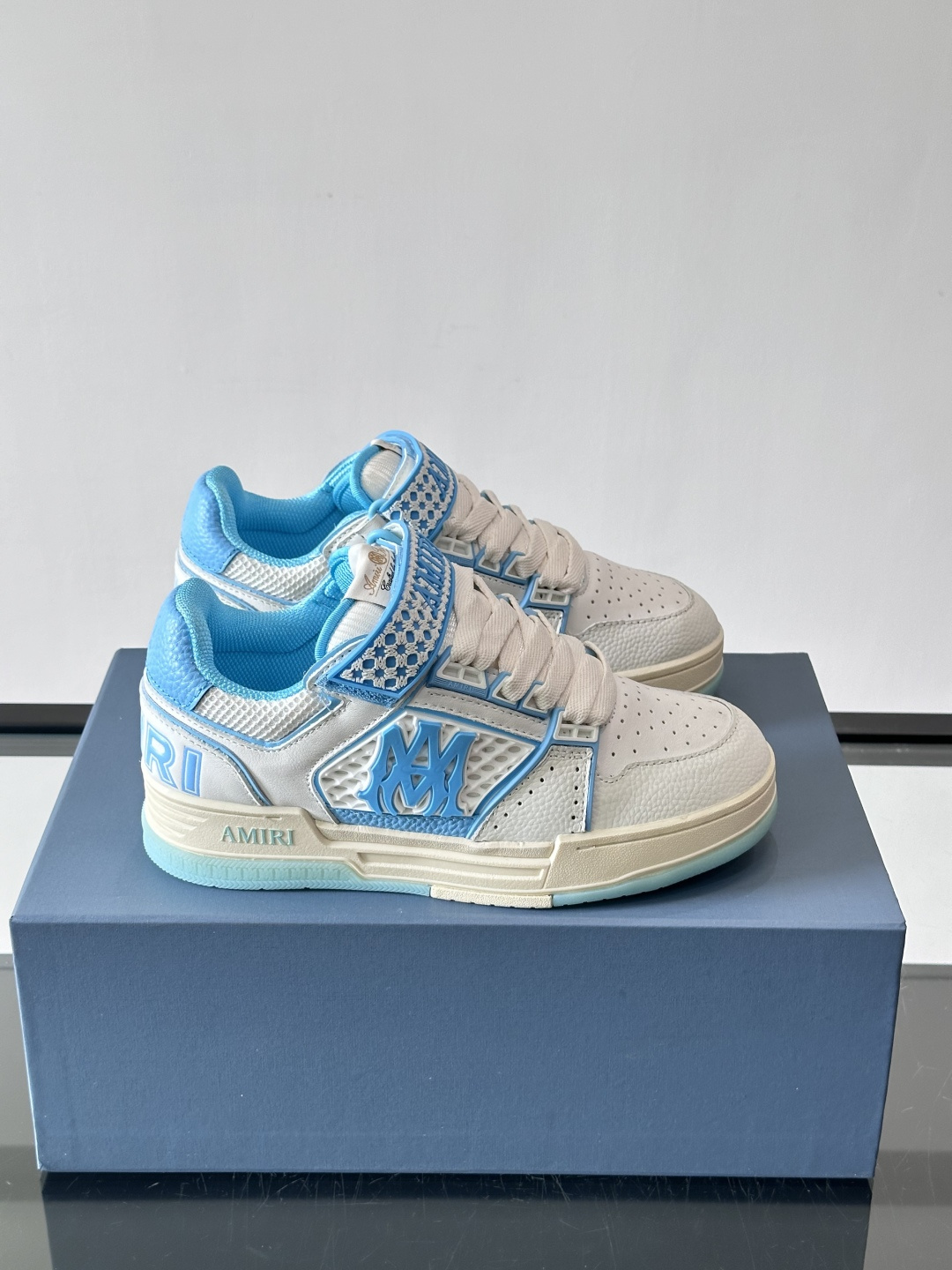👟Amiri MA Skyline运动鞋。牛皮➕米黄橡胶底，简约又有细节感✨。鞋面有品牌标志和镂空设计，