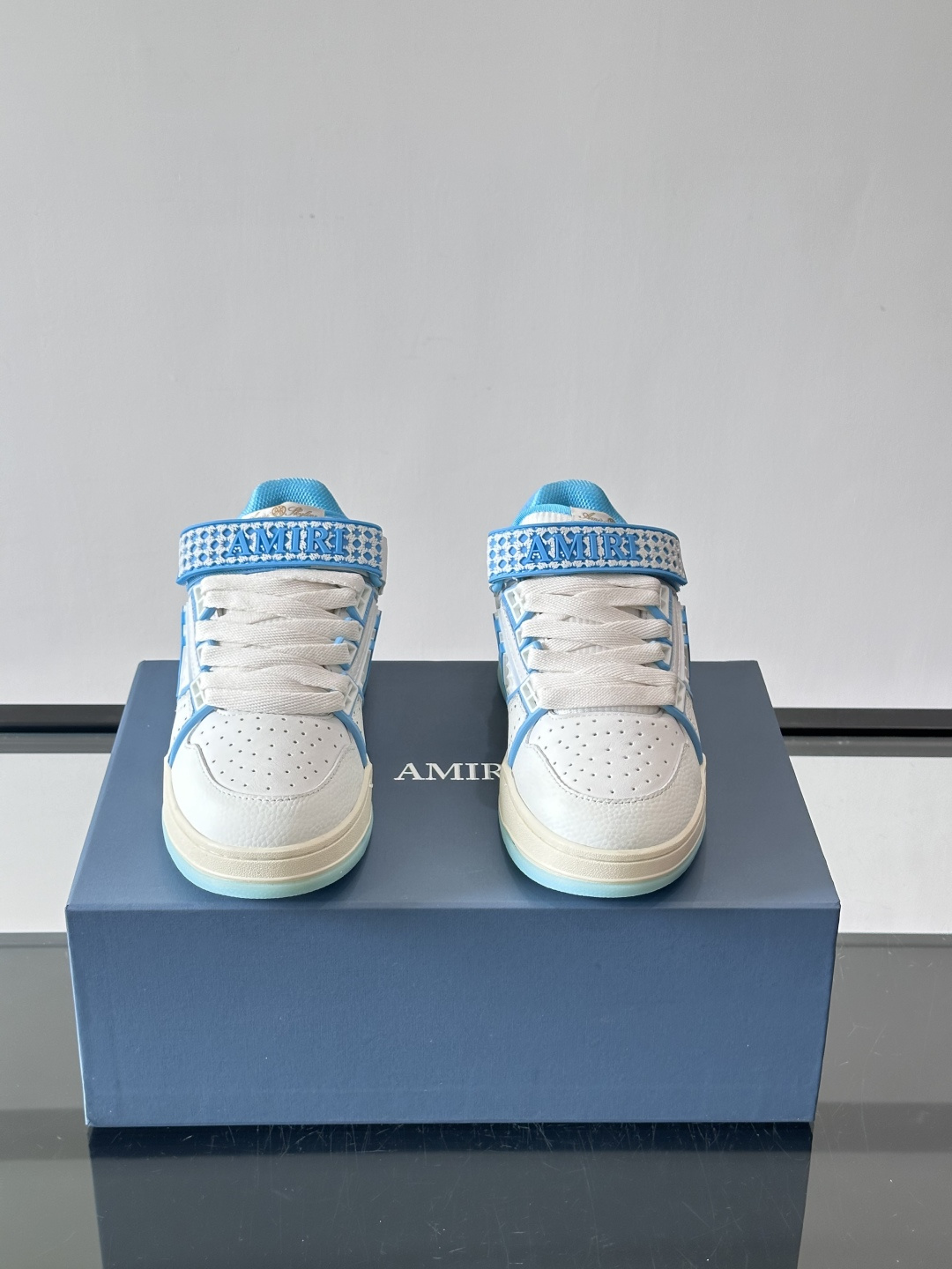 👟Amiri MA Skyline运动鞋。牛皮➕米黄橡胶底，简约又有细节感✨。鞋面有品牌标志和镂空设计，