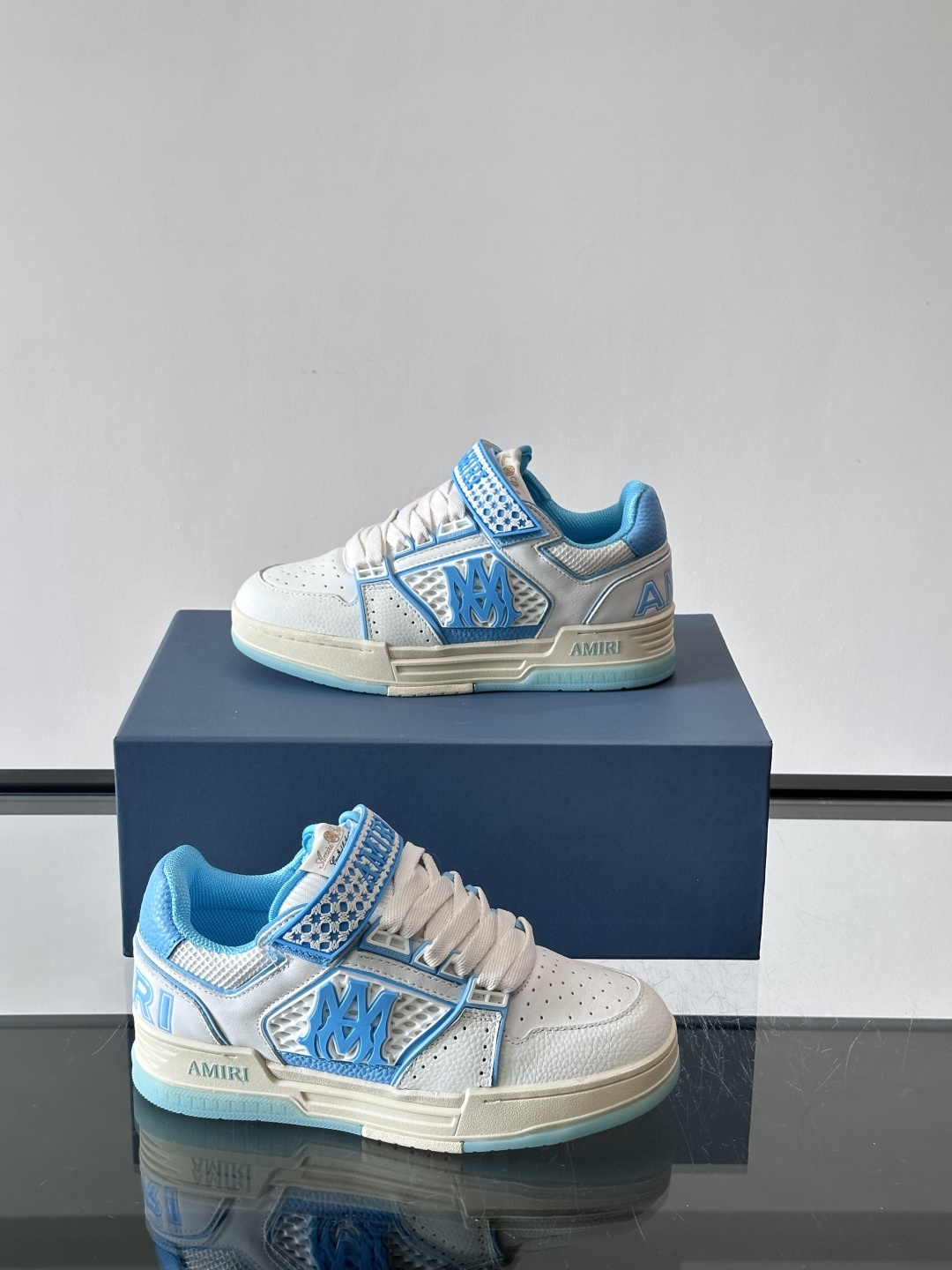 👟Amiri MA Skyline运动鞋。牛皮➕米黄橡胶底，简约又有细节感✨。鞋面有品牌标志和镂空设计，