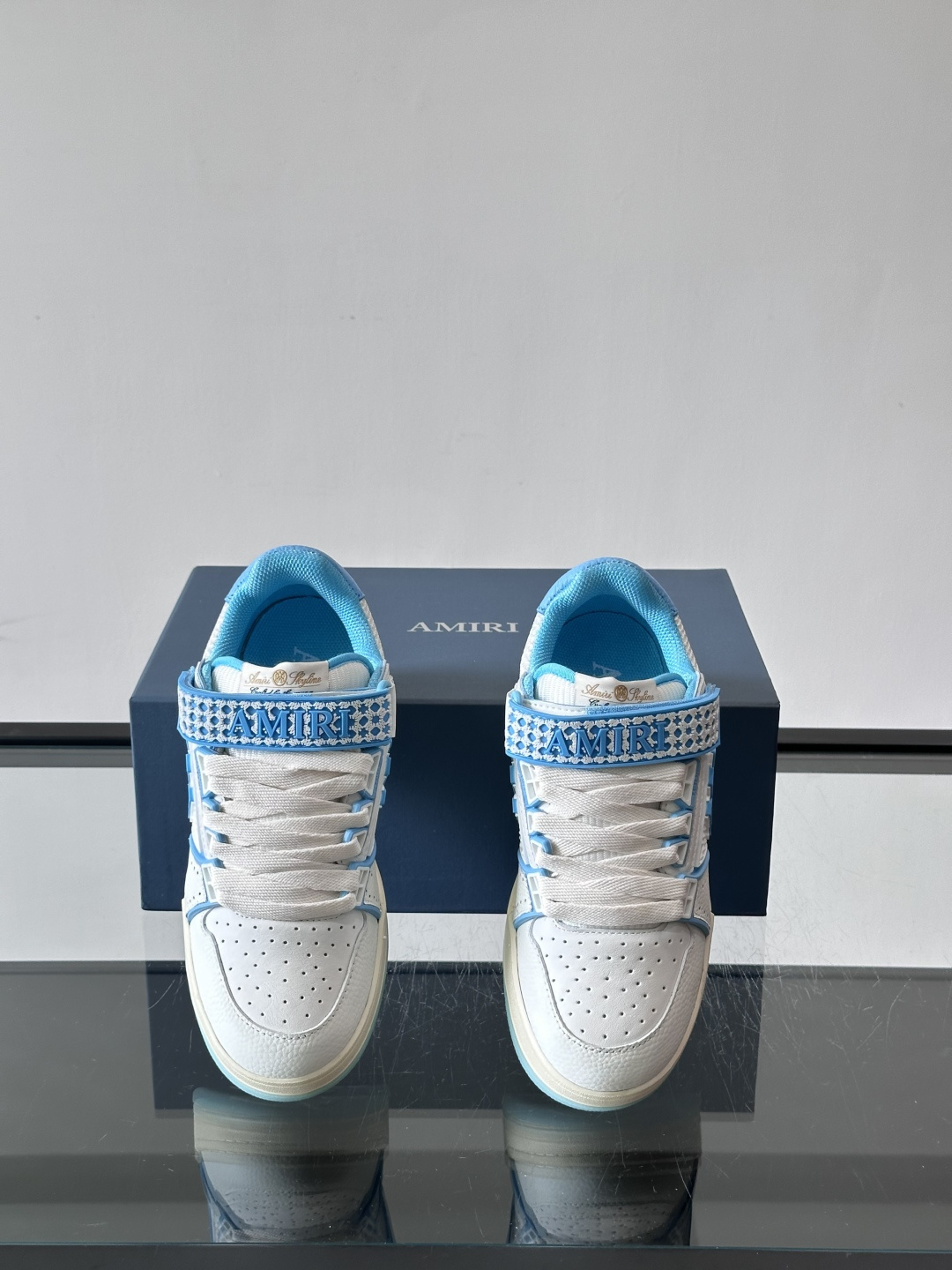 👟Amiri MA Skyline运动鞋。牛皮➕米黄橡胶底，简约又有细节感✨。鞋面有品牌标志和镂空设计，