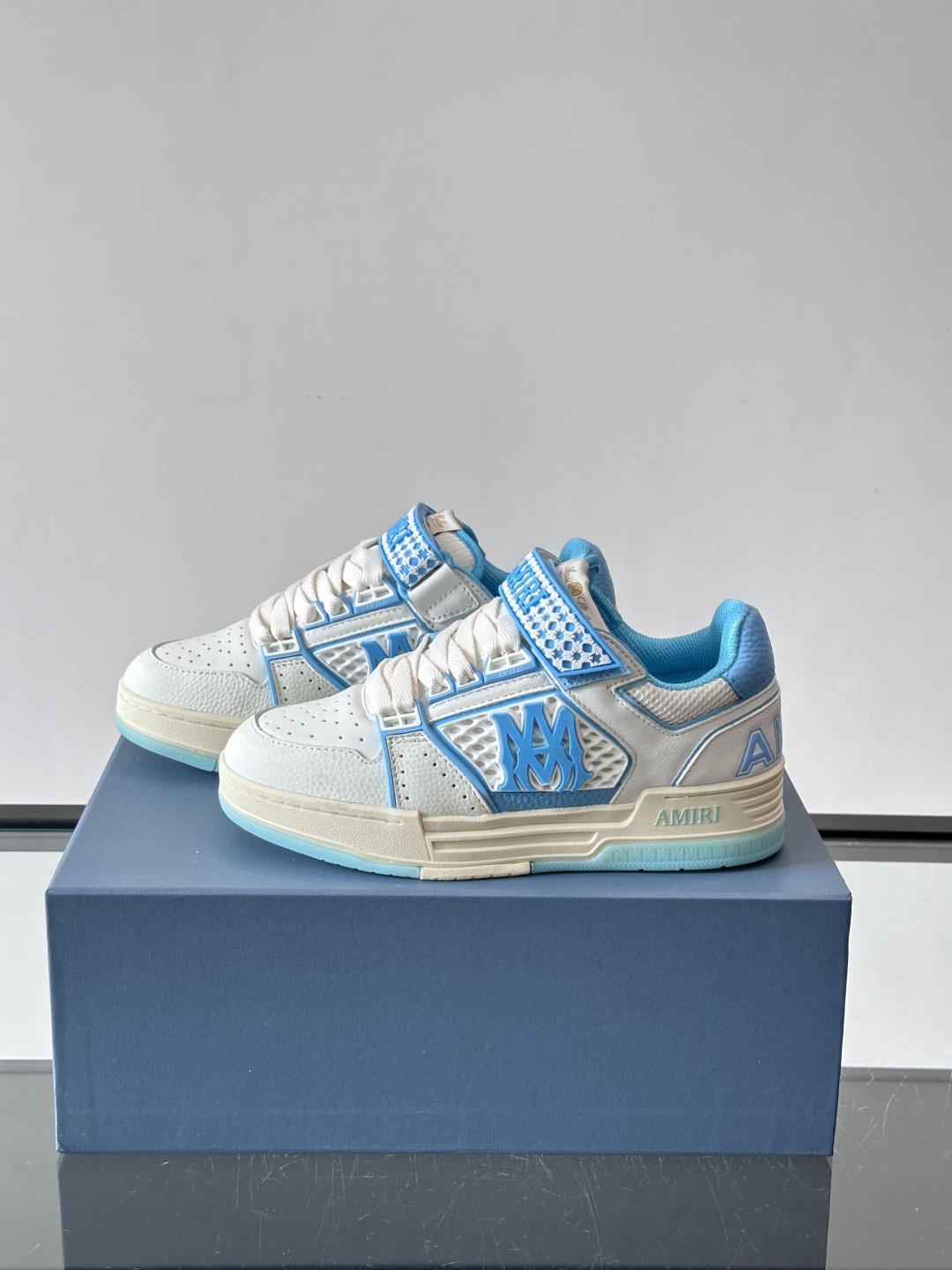 👟Amiri MA Skyline运动鞋。牛皮➕米黄橡胶底，简约又有细节感✨。鞋面有品牌标志和镂空设计，