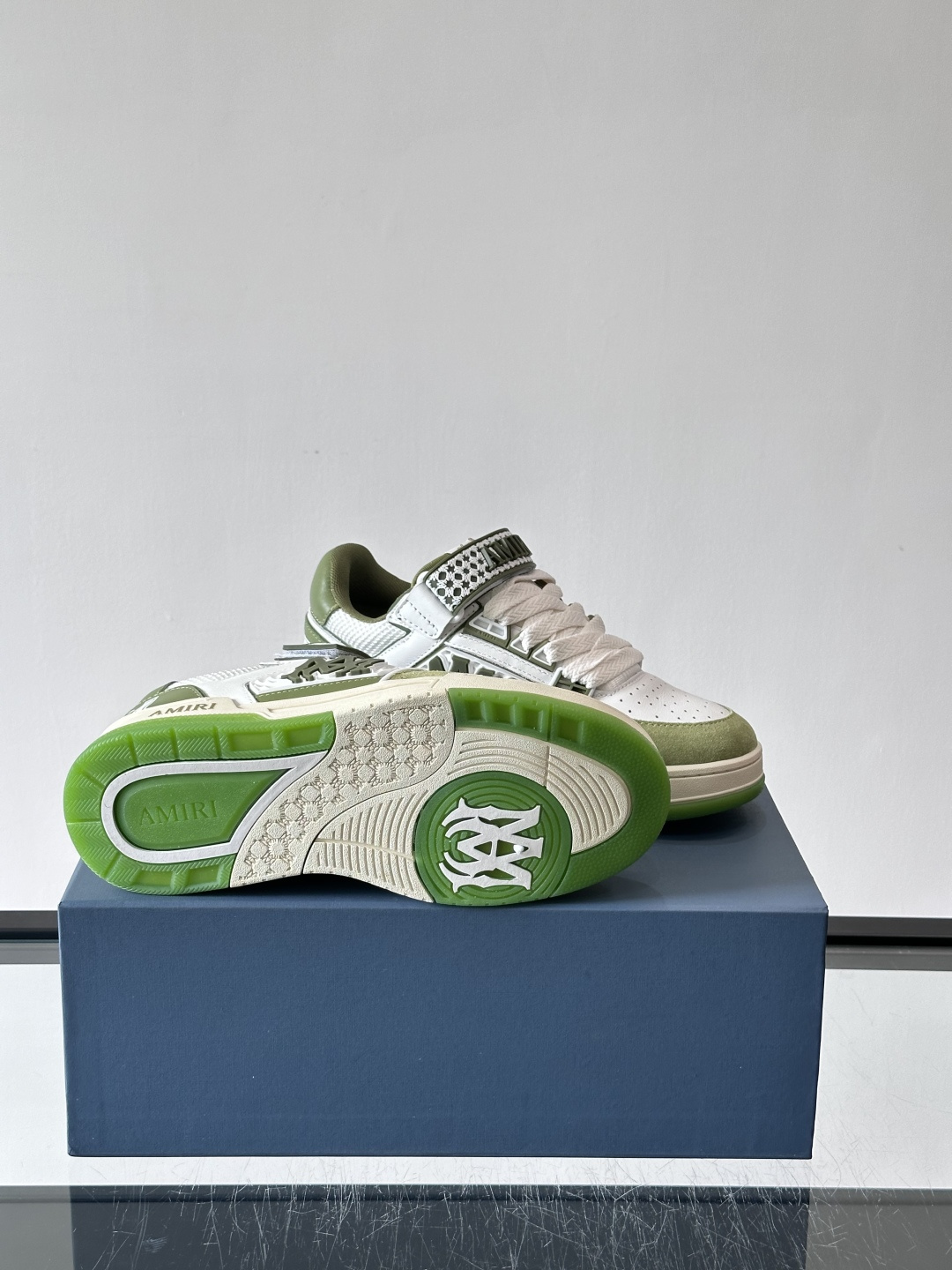 👟Amiri MA Skyline运动鞋。牛皮➕米黄橡胶底，简约又有细节感✨。鞋面有品牌标志和镂空设计，