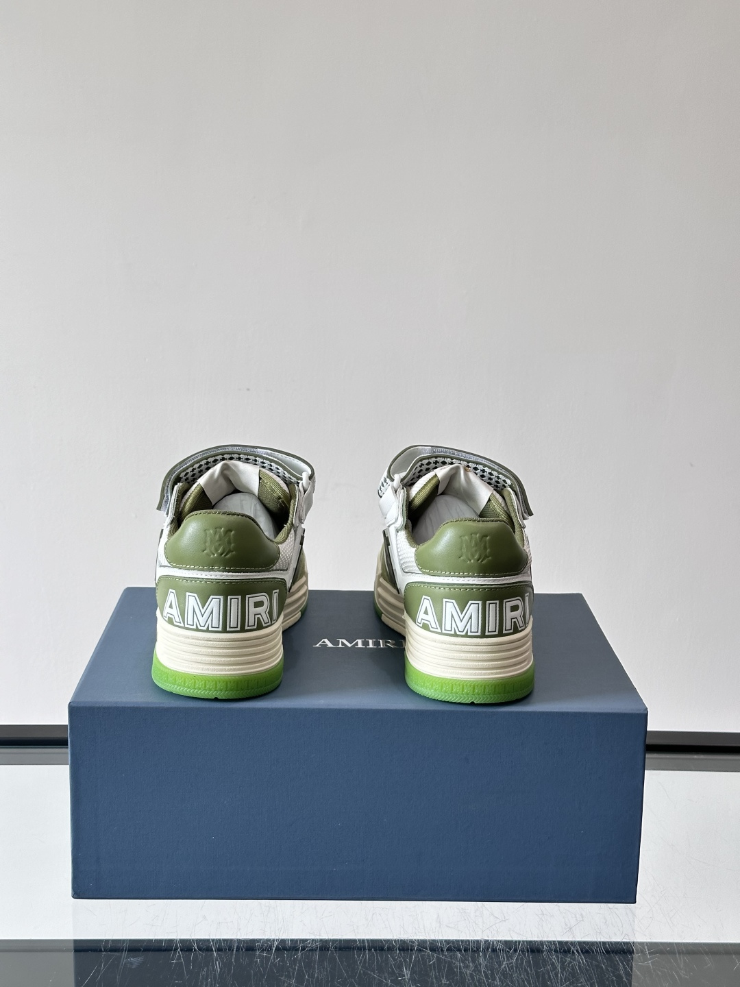 👟Amiri MA Skyline运动鞋。牛皮➕米黄橡胶底，简约又有细节感✨。鞋面有品牌标志和镂空设计，