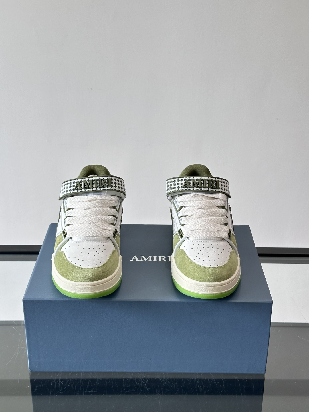 👟Amiri MA Skyline运动鞋。牛皮➕米黄橡胶底，简约又有细节感✨。鞋面有品牌标志和镂空设计，
