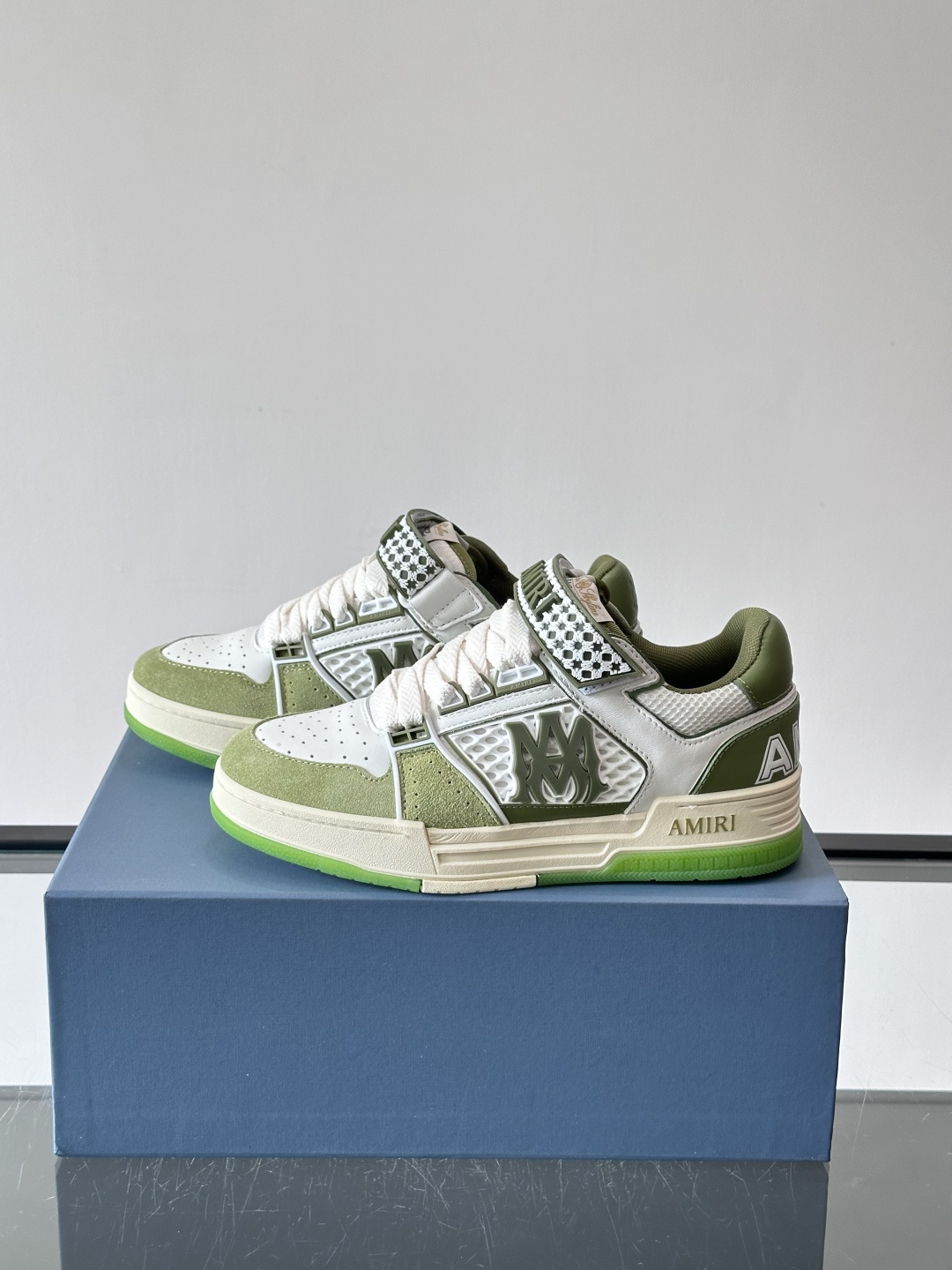 👟Amiri MA Skyline运动鞋。牛皮➕米黄橡胶底，简约又有细节感✨。鞋面有品牌标志和镂空设计，
