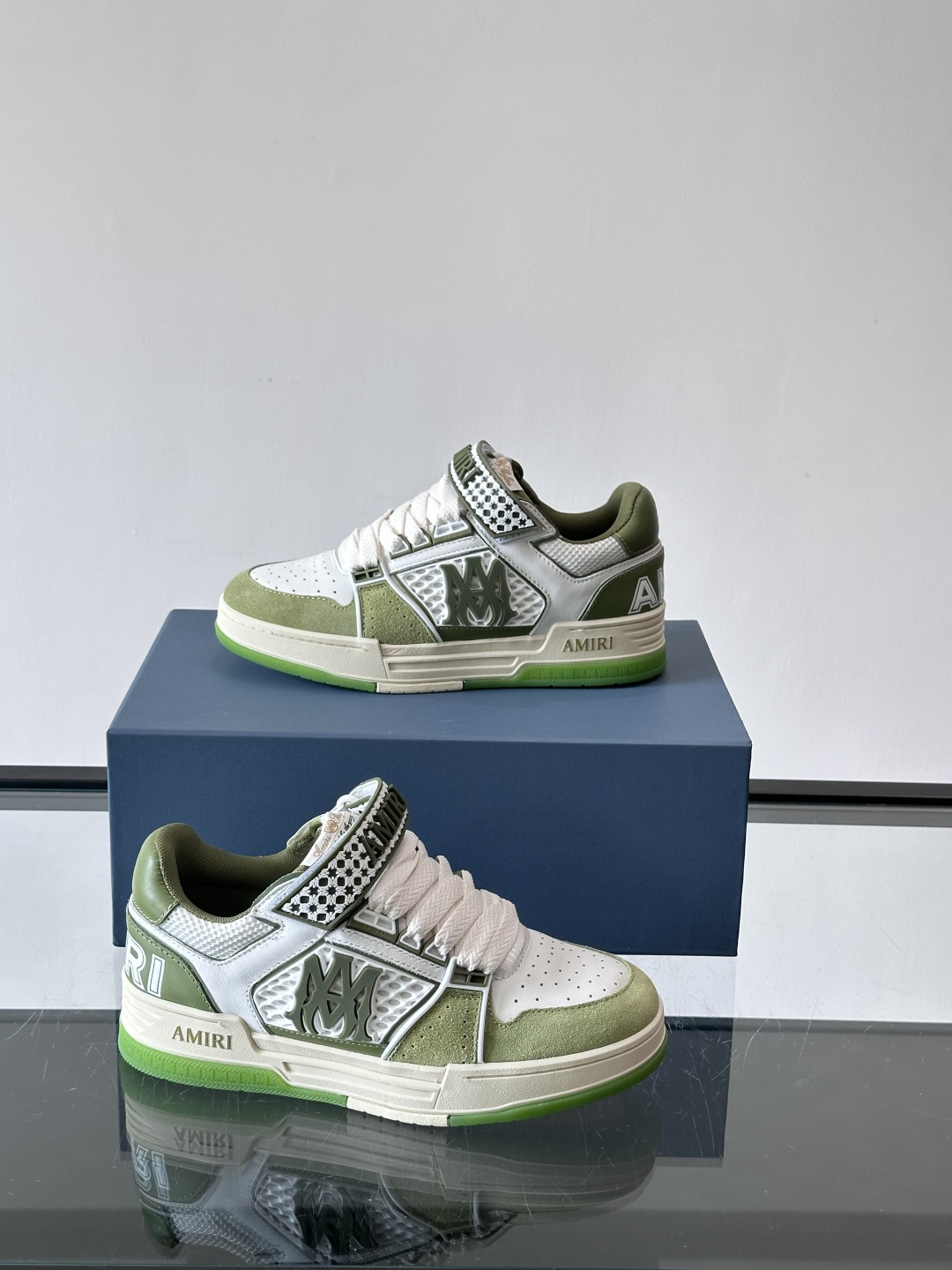 👟Amiri MA Skyline运动鞋。牛皮➕米黄橡胶底，简约又有细节感✨。鞋面有品牌标志和镂空设计，