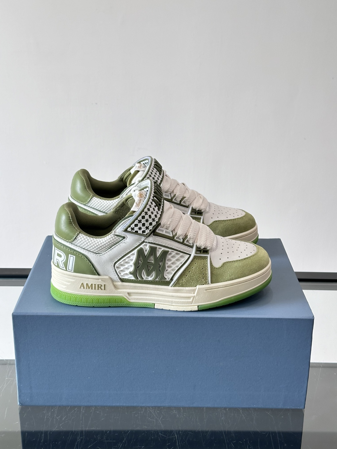 👟Amiri MA Skyline运动鞋。牛皮➕米黄橡胶底，简约又有细节感✨。鞋面有品牌标志和镂空设计，