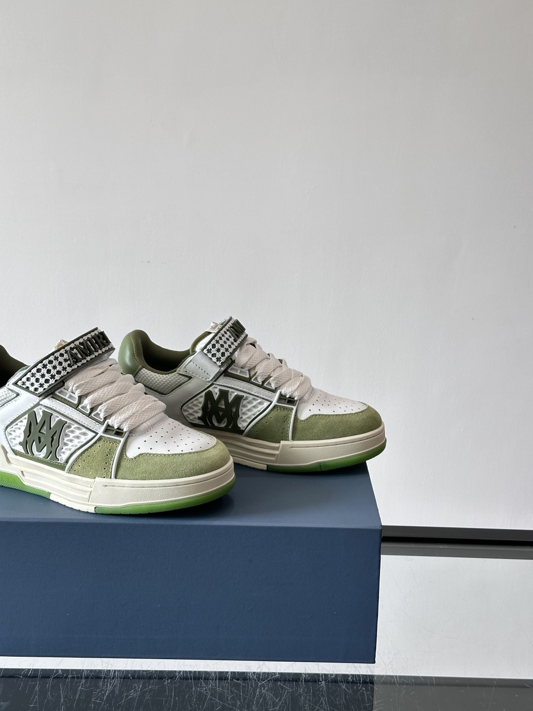 👟Amiri MA Skyline运动鞋。牛皮➕米黄橡胶底，简约又有细节感✨。鞋面有品牌标志和镂空设计，