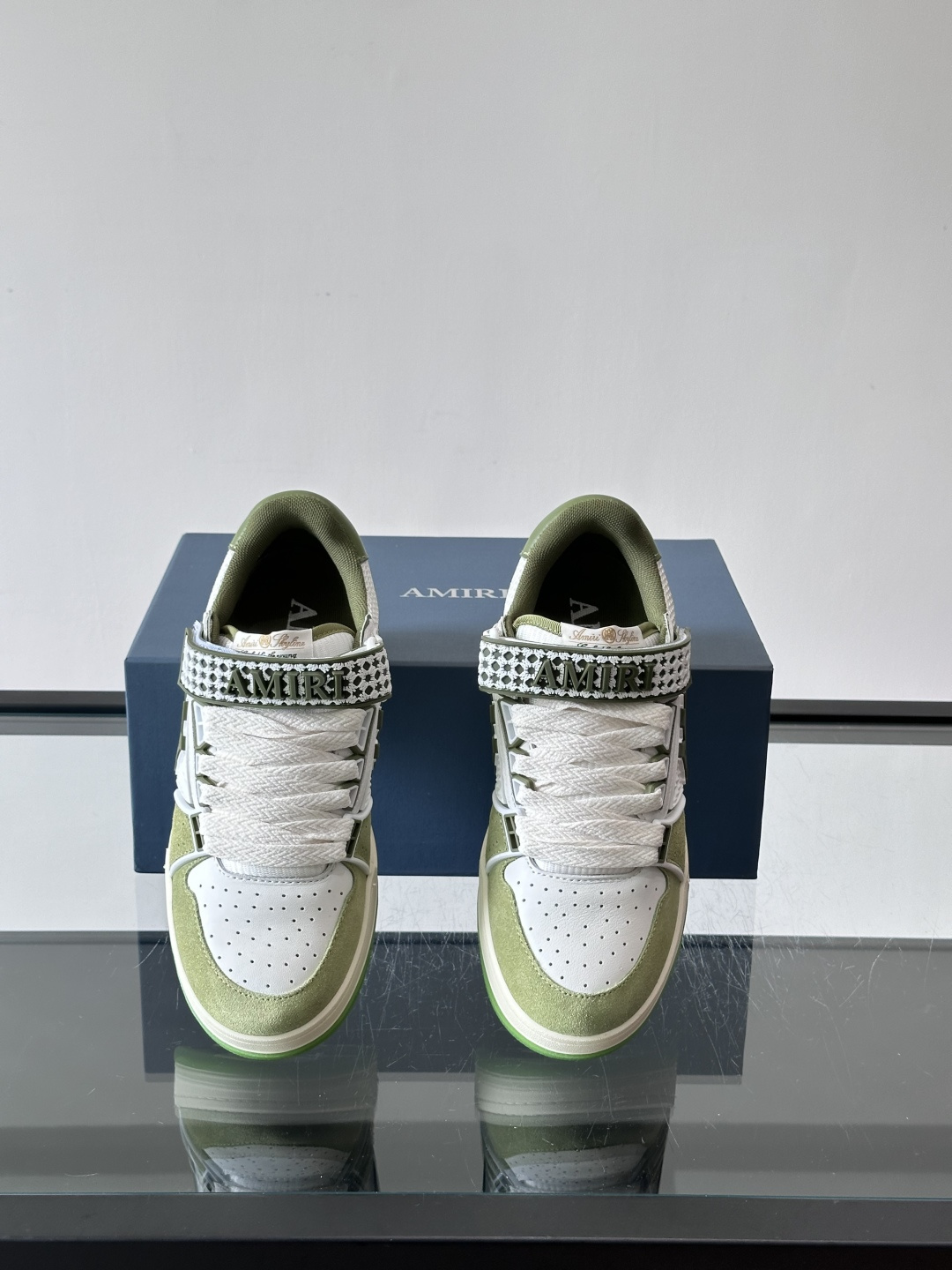👟Amiri MA Skyline运动鞋。牛皮➕米黄橡胶底，简约又有细节感✨。鞋面有品牌标志和镂空设计，