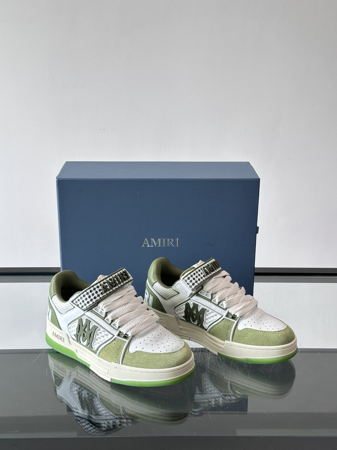 👟Amiri MA Skyline运动鞋。牛皮➕米黄橡胶底，简约又有细节感✨。鞋面有品牌标志和镂空设计，