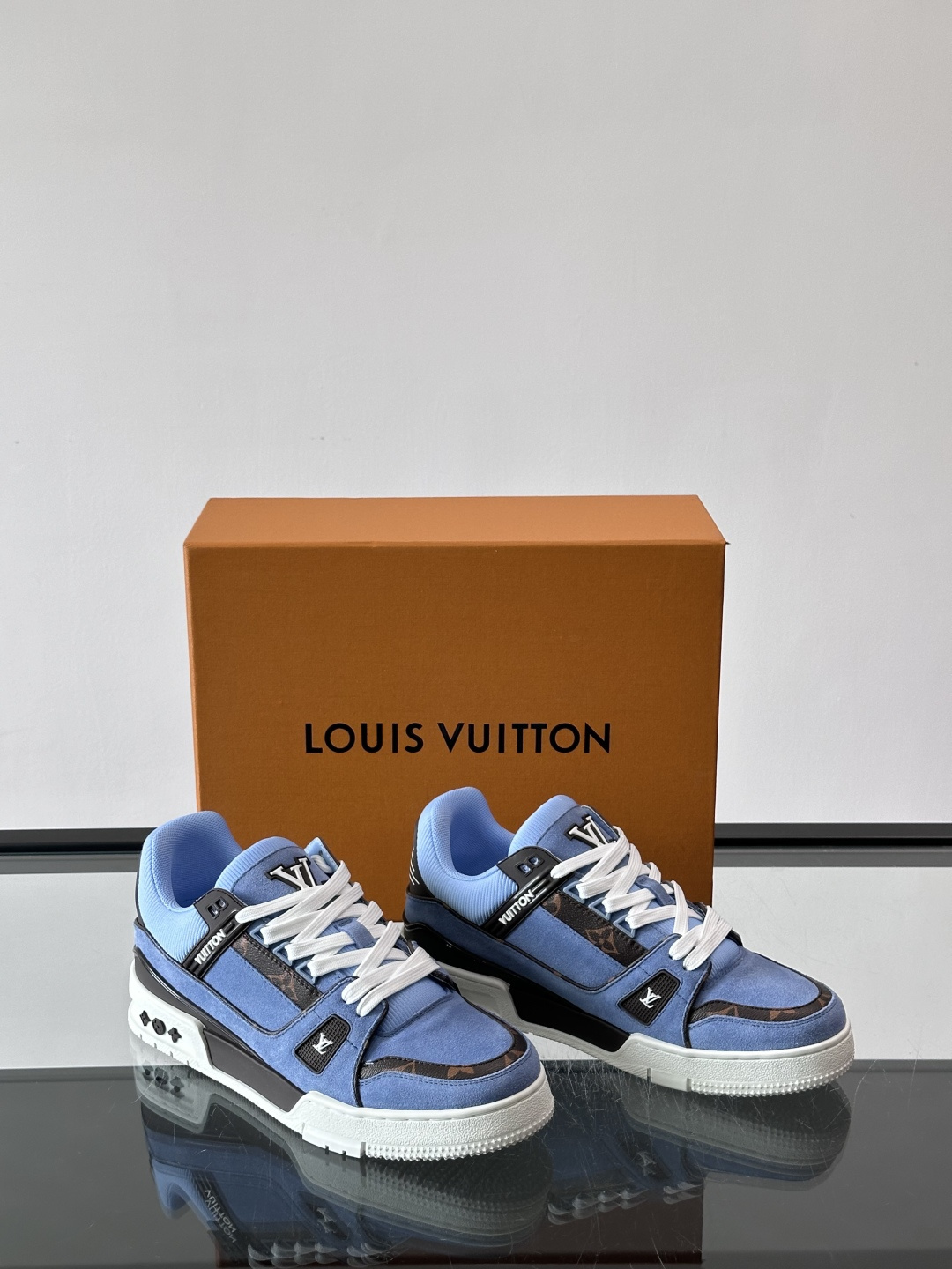 驴家 新配色 trainer运动鞋，本款 LV Trainer 运动鞋取材柔软粒面小牛皮，呈现纯净色调，