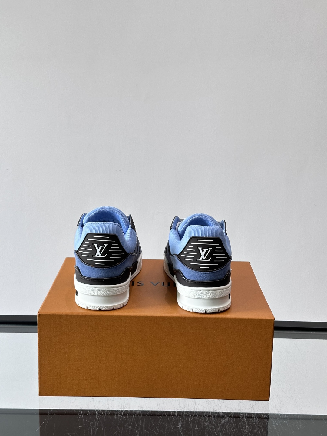 驴家 新配色 trainer运动鞋，本款 LV Trainer 运动鞋取材柔软粒面小牛皮，呈现纯净色调，