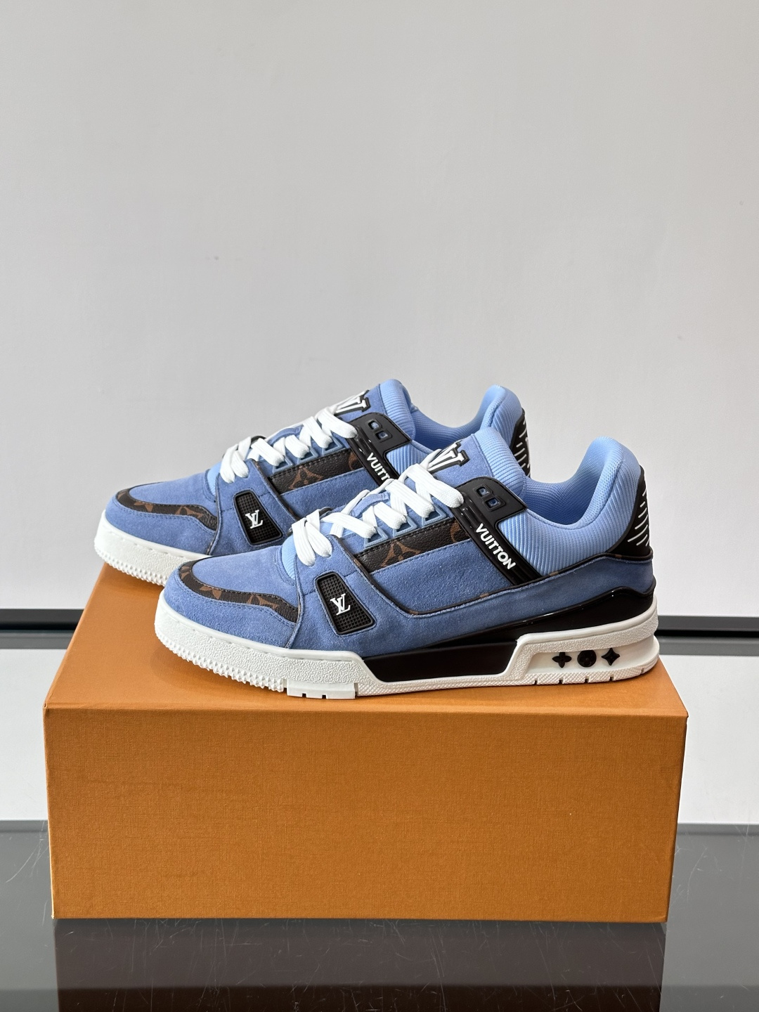 驴家 新配色 trainer运动鞋，本款 LV Trainer 运动鞋取材柔软粒面小牛皮，呈现纯净色调，