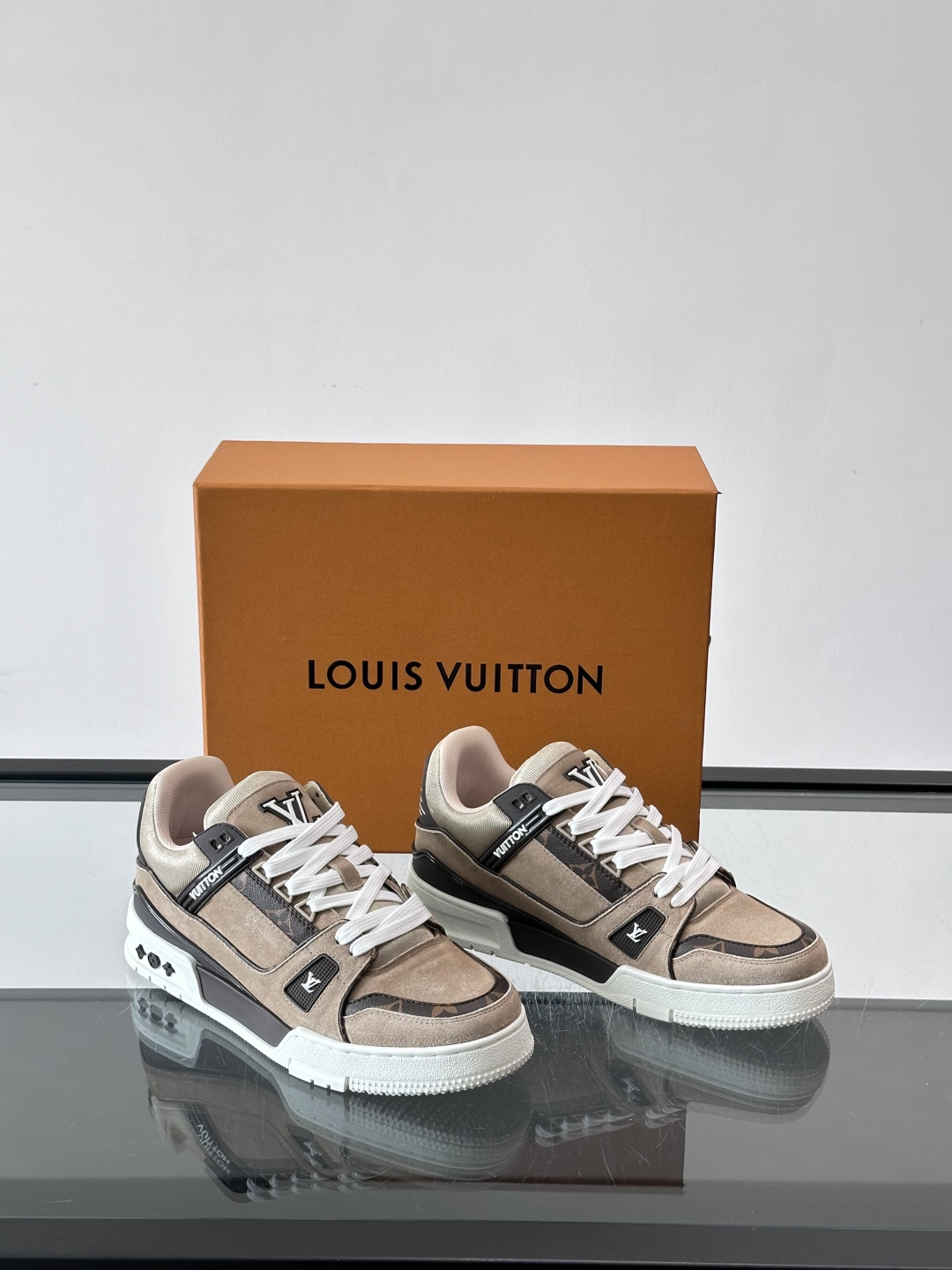 驴家 新配色 trainer运动鞋，本款 LV Trainer 运动鞋取材柔软粒面小牛皮，呈现纯净色调，