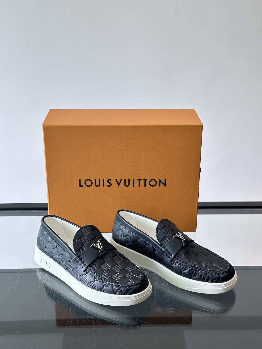 🖤LV新款男士编织乐福鞋，采用经典Monogram帆布+金属LV标志，简约又有辨识度✨。橡胶鞋底舒适耐磨