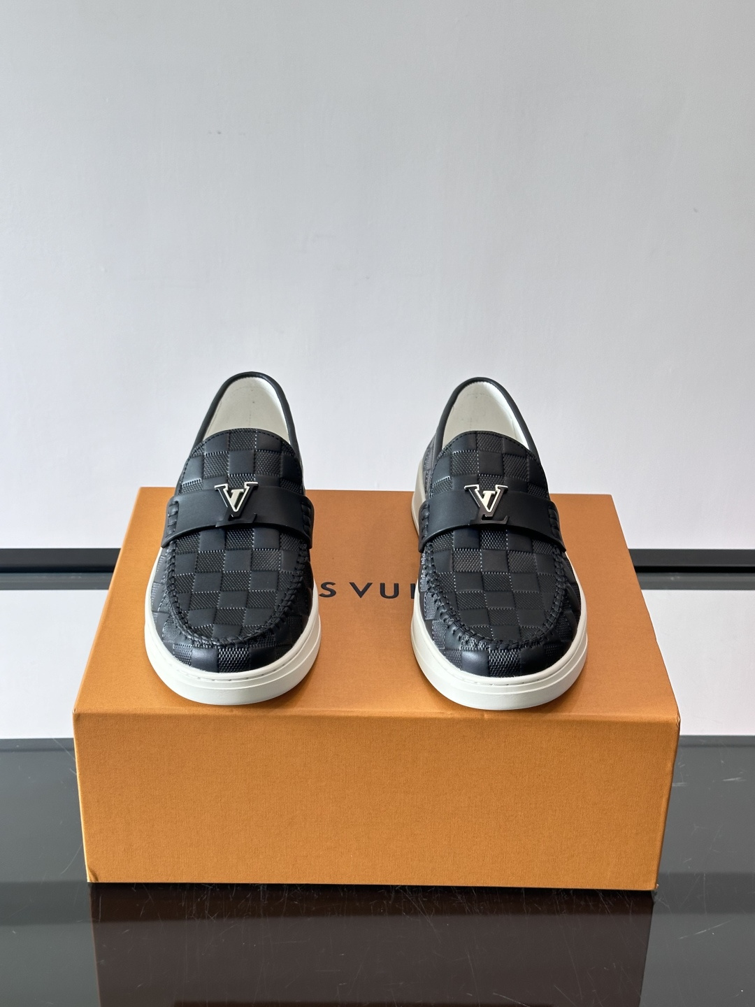 🖤LV新款男士编织乐福鞋，采用经典Monogram帆布+金属LV标志，简约又有辨识度✨。橡胶鞋底舒适耐磨