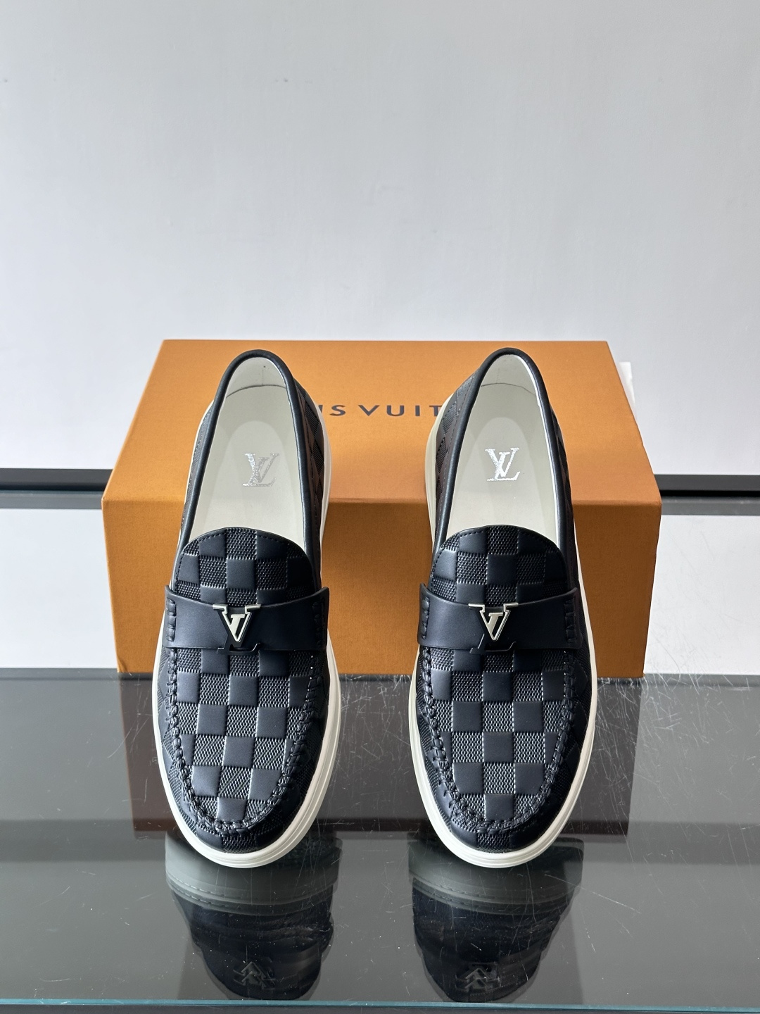 🖤LV新款男士编织乐福鞋，采用经典Monogram帆布+金属LV标志，简约又有辨识度✨。橡胶鞋底舒适耐磨