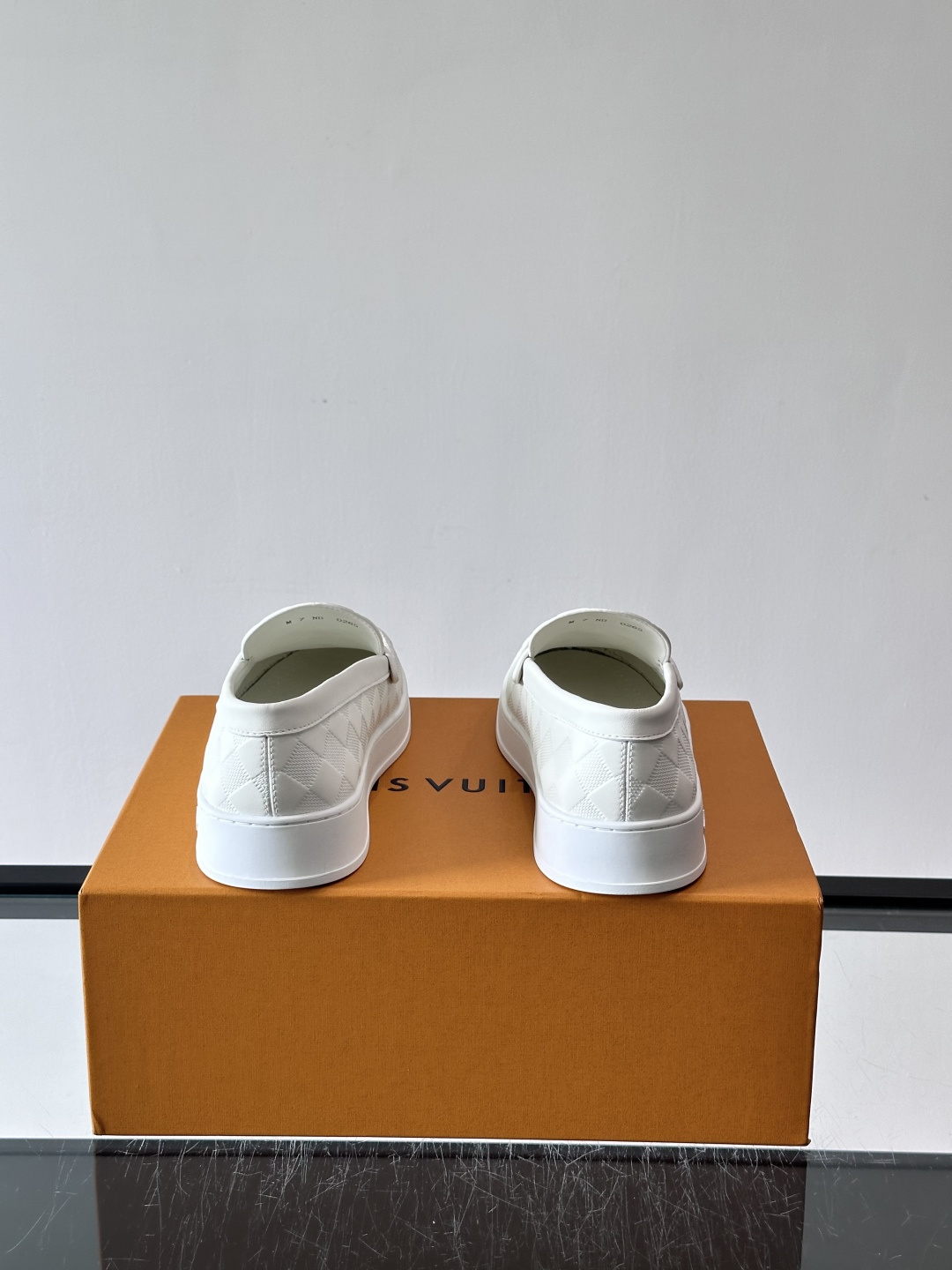 🖤LV新款男士编织乐福鞋，采用经典Monogram帆布+金属LV标志，简约又有辨识度✨。橡胶鞋底舒适耐磨