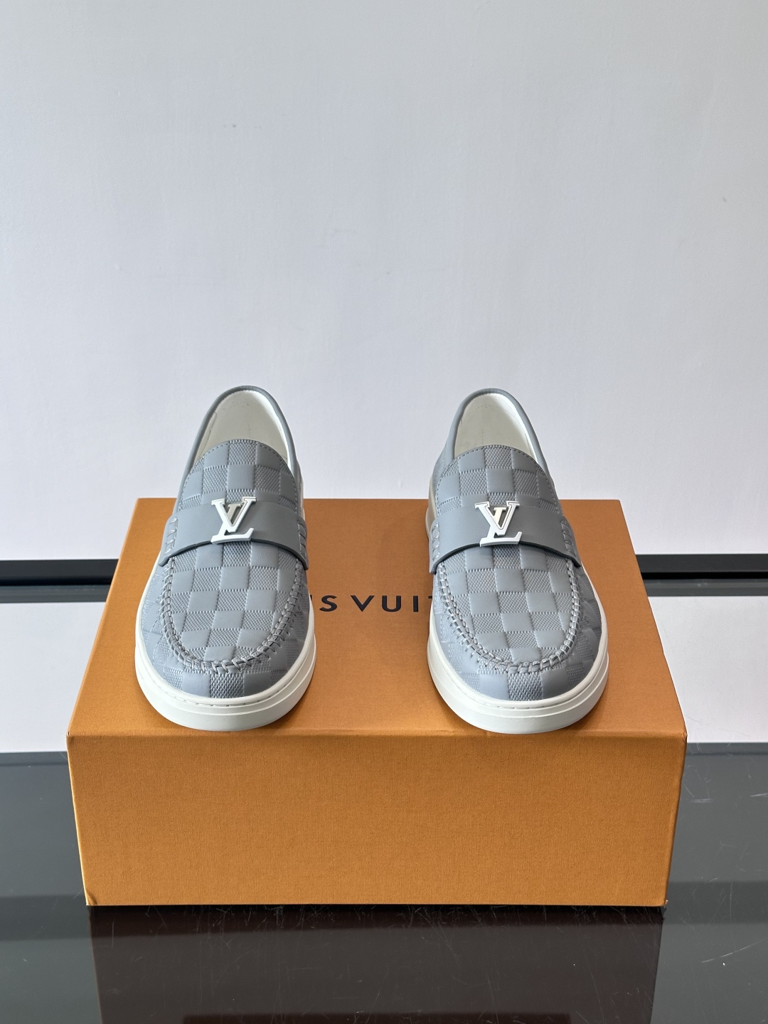 🖤LV新款男士编织乐福鞋，采用经典Monogram帆布+金属LV标志，简约又有辨识度✨。橡胶鞋底舒适耐磨