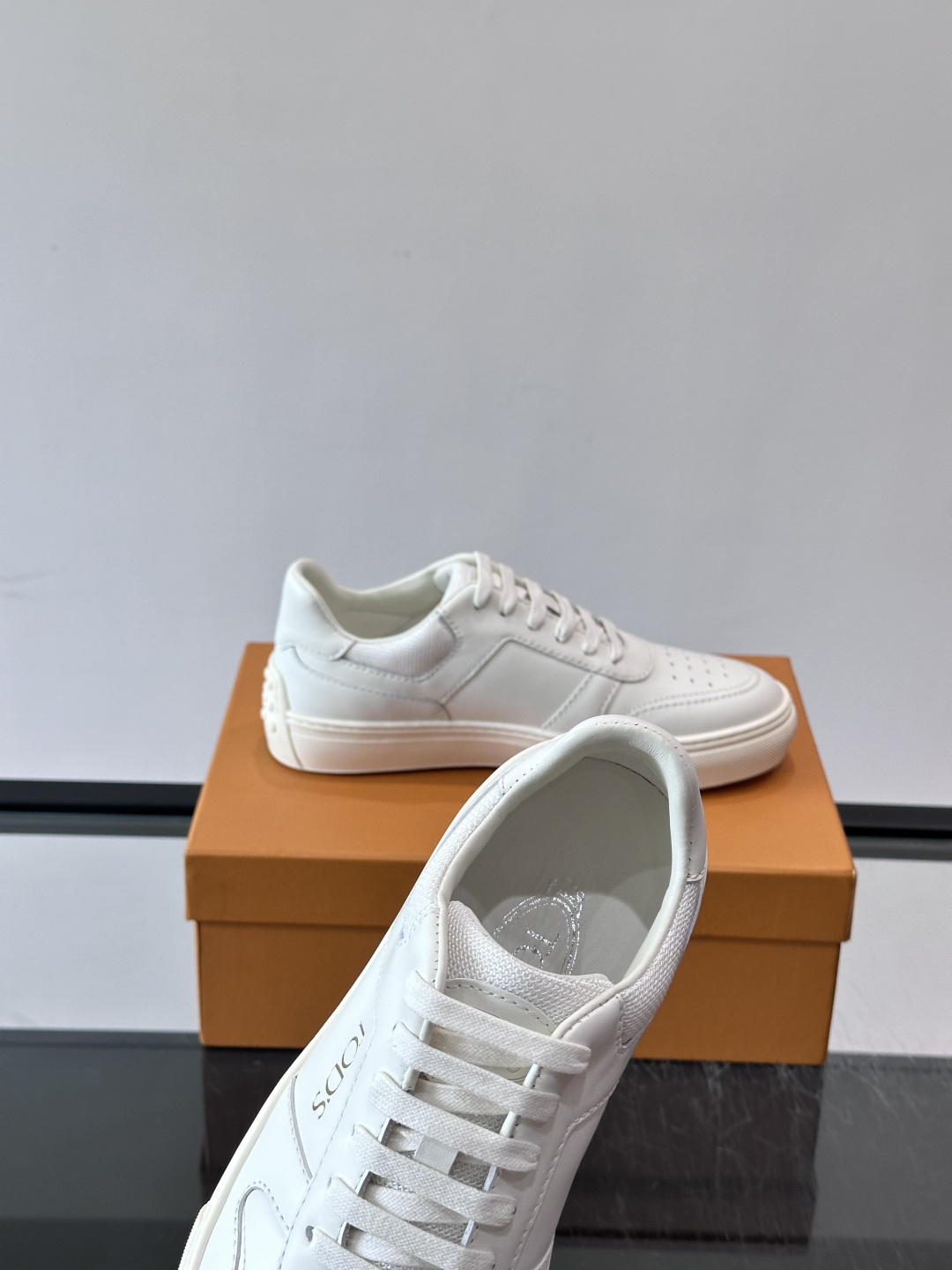 👟TODS男士休闲板鞋，意大利奢侈品牌出品，优质皮革鞋面+透气打孔设计，穿着舒适又实用✨。厚底结构有增高