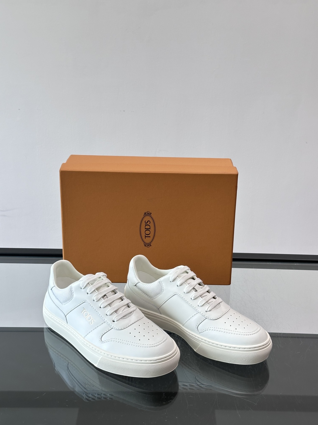 👟TODS男士休闲板鞋，意大利奢侈品牌出品，优质皮革鞋面+透气打孔设计，穿着舒适又实用✨。厚底结构有增高