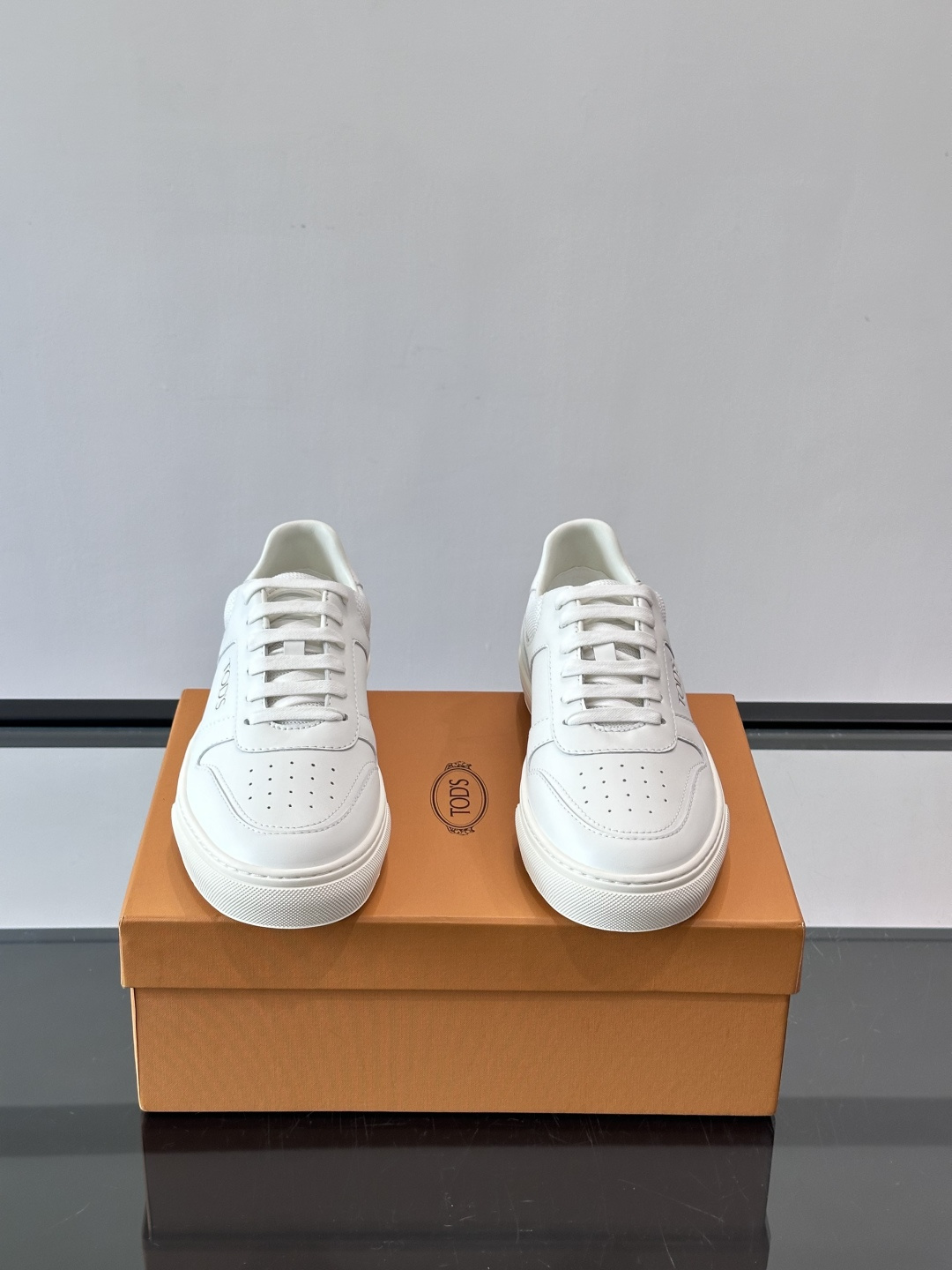 👟TODS男士休闲板鞋，意大利奢侈品牌出品，优质皮革鞋面+透气打孔设计，穿着舒适又实用✨。厚底结构有增高