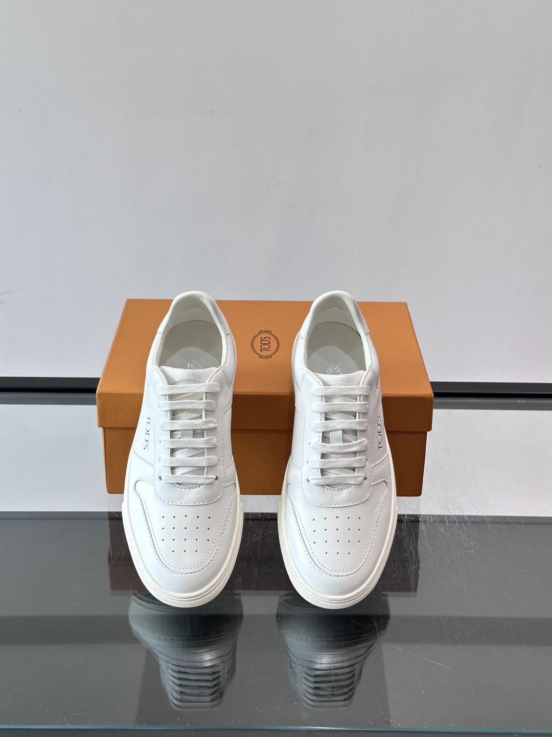 👟TODS男士休闲板鞋，意大利奢侈品牌出品，优质皮革鞋面+透气打孔设计，穿着舒适又实用✨。厚底结构有增高
