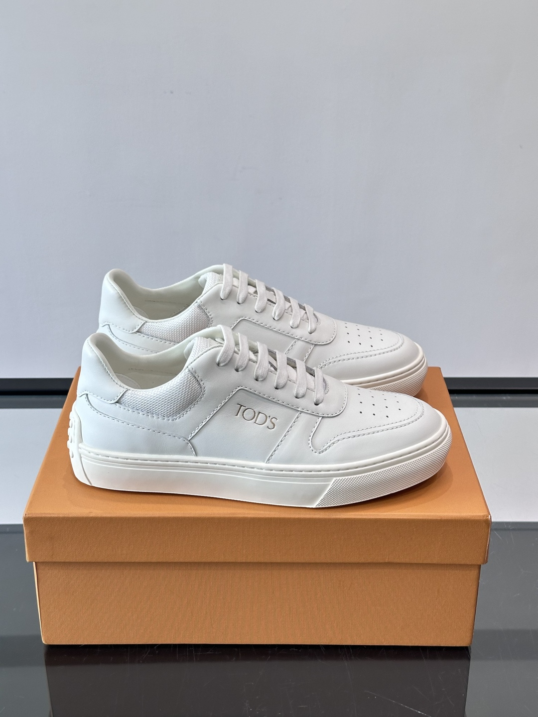 👟TODS男士休闲板鞋，意大利奢侈品牌出品，优质皮革鞋面+透气打孔设计，穿着舒适又实用✨。厚底结构有增高
