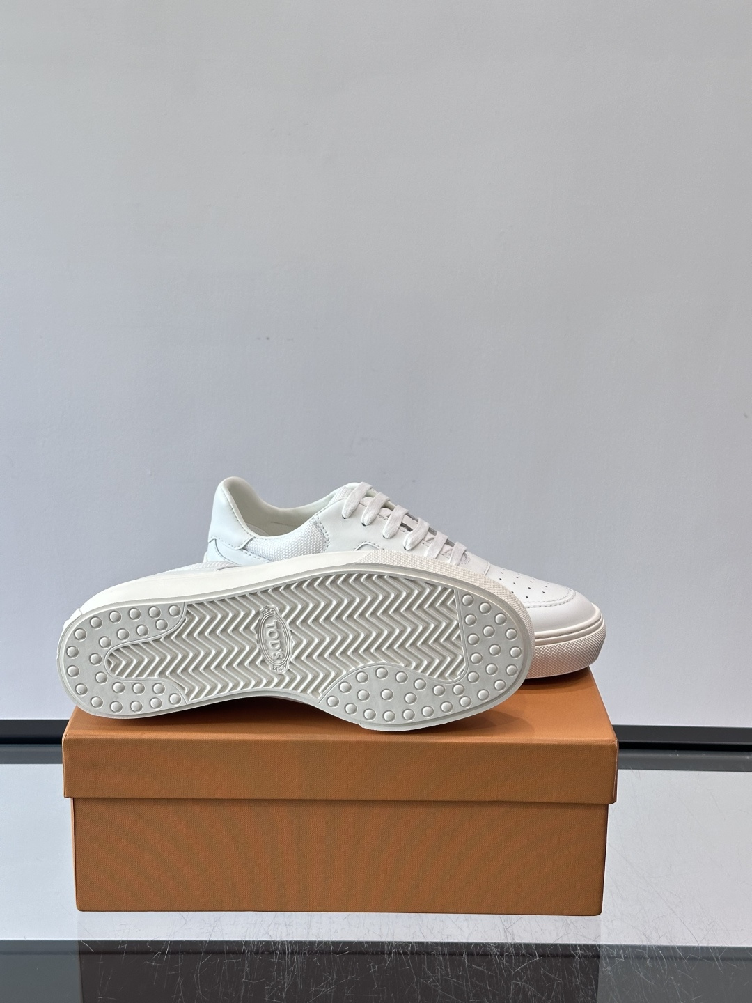 👟TODS男士休闲板鞋，意大利奢侈品牌出品，优质皮革鞋面+透气打孔设计，穿着舒适又实用✨。厚底结构有增高