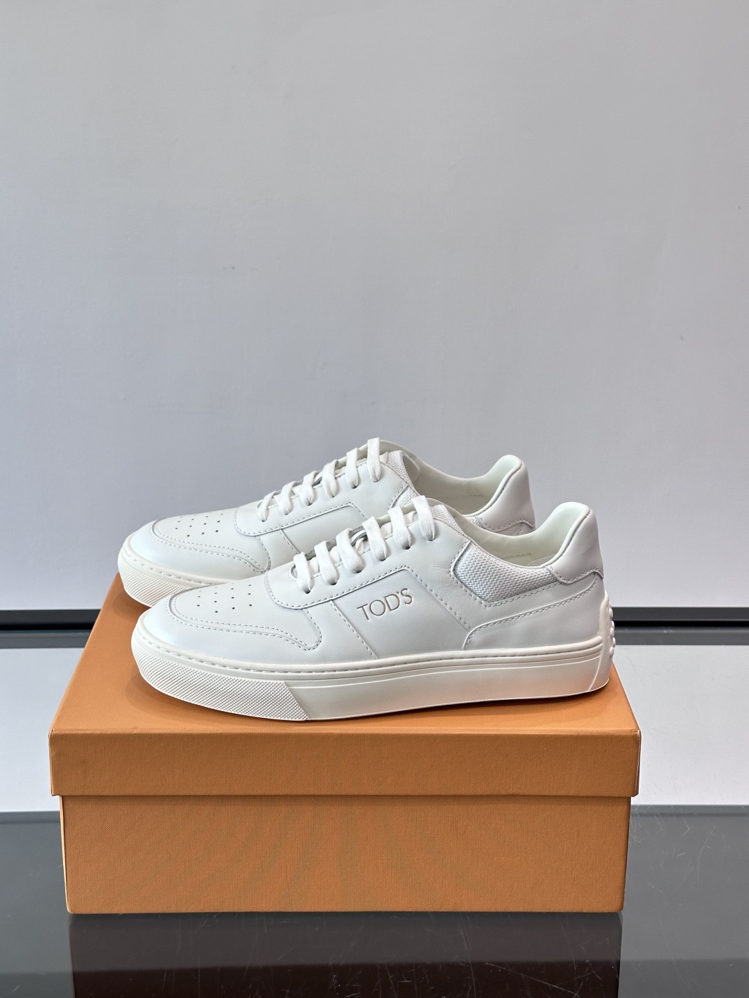 👟TODS男士休闲板鞋，意大利奢侈品牌出品，优质皮革鞋面+透气打孔设计，穿着舒适又实用✨。厚底结构有增高