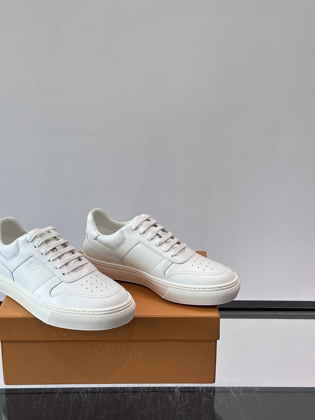 👟TODS男士休闲板鞋，意大利奢侈品牌出品，优质皮革鞋面+透气打孔设计，穿着舒适又实用✨。厚底结构有增高