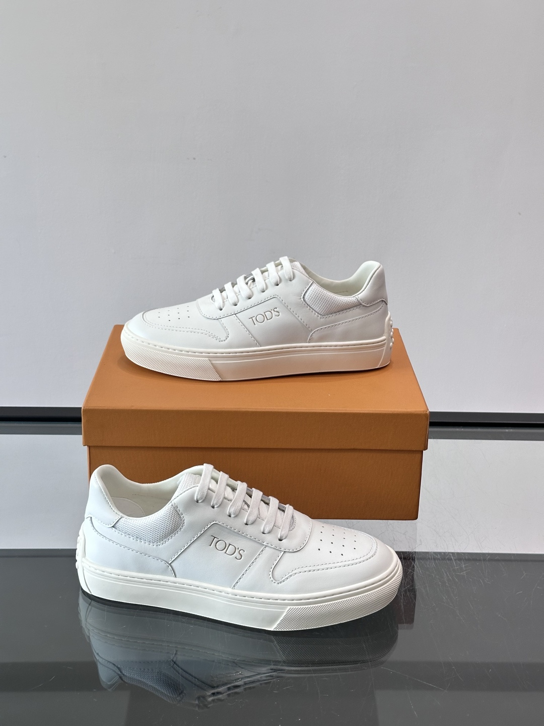 👟TODS男士休闲板鞋，意大利奢侈品牌出品，优质皮革鞋面+透气打孔设计，穿着舒适又实用✨。厚底结构有增高