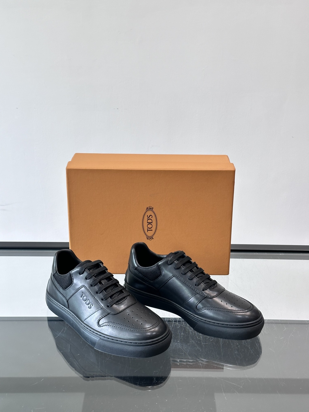 👟TODS男士休闲板鞋，意大利奢侈品牌出品，优质皮革鞋面+透气打孔设计，穿着舒适又实用✨。厚底结构有增高