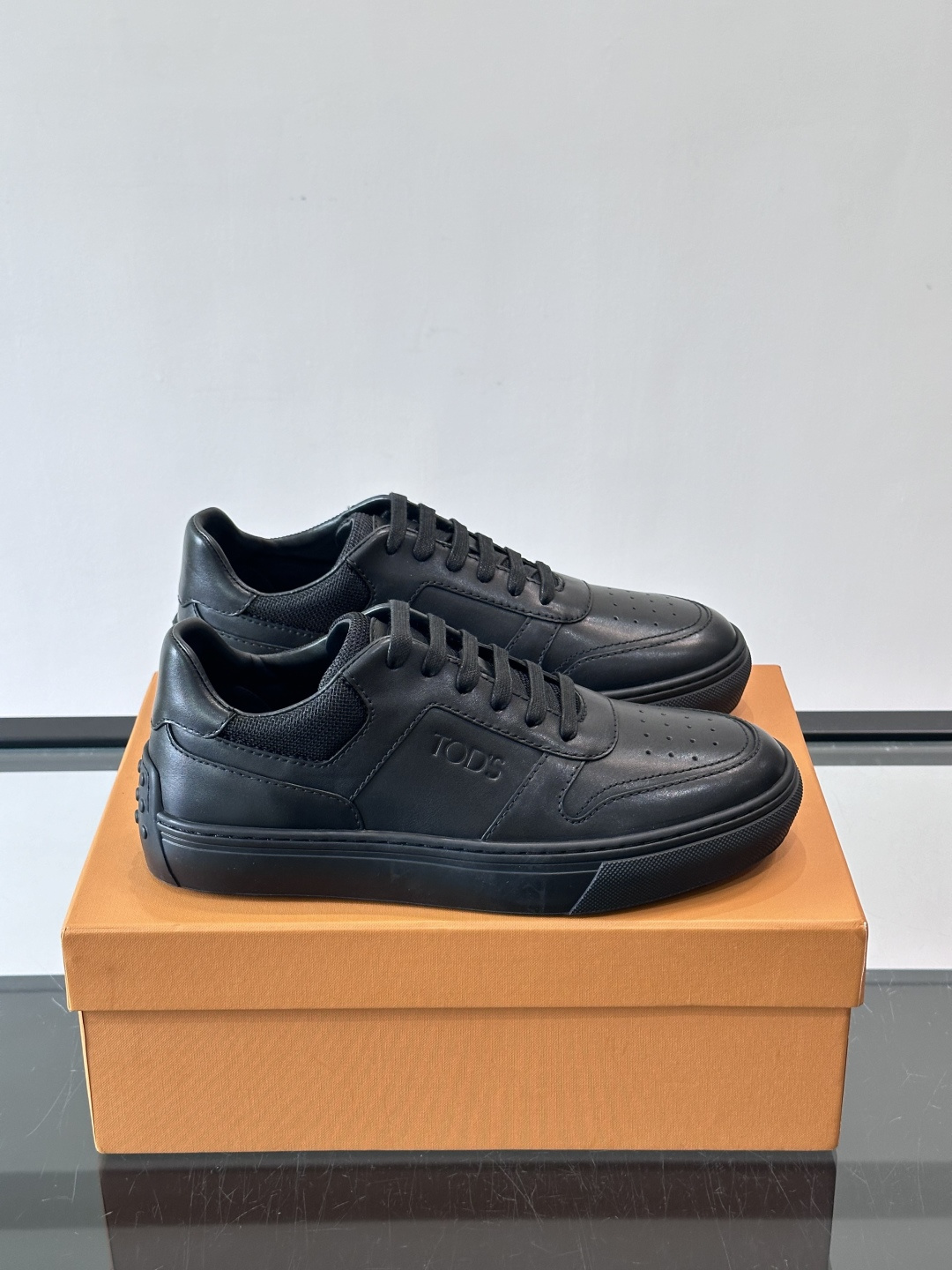 👟TODS男士休闲板鞋，意大利奢侈品牌出品，优质皮革鞋面+透气打孔设计，穿着舒适又实用✨。厚底结构有增高