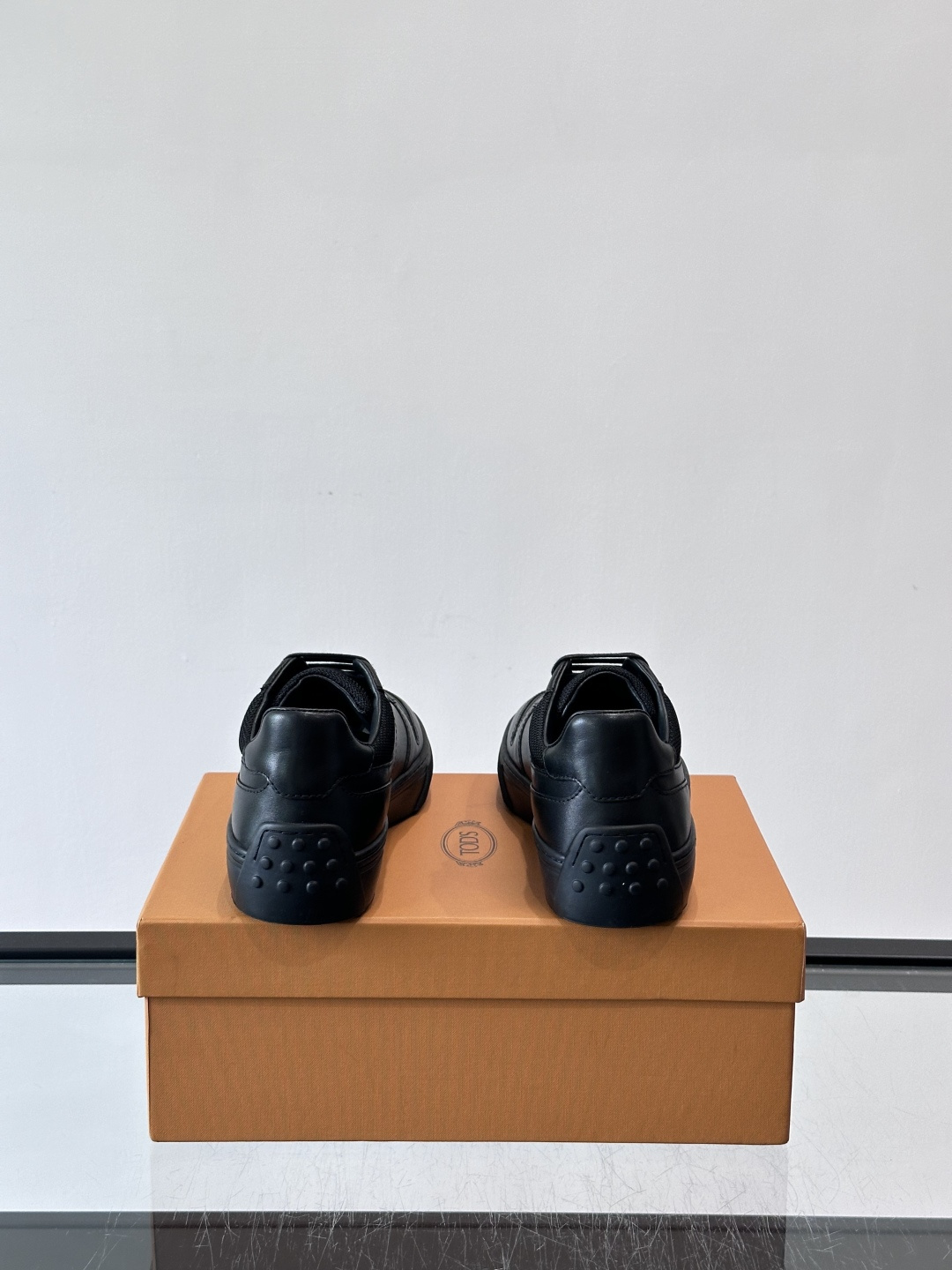 👟TODS男士休闲板鞋，意大利奢侈品牌出品，优质皮革鞋面+透气打孔设计，穿着舒适又实用✨。厚底结构有增高