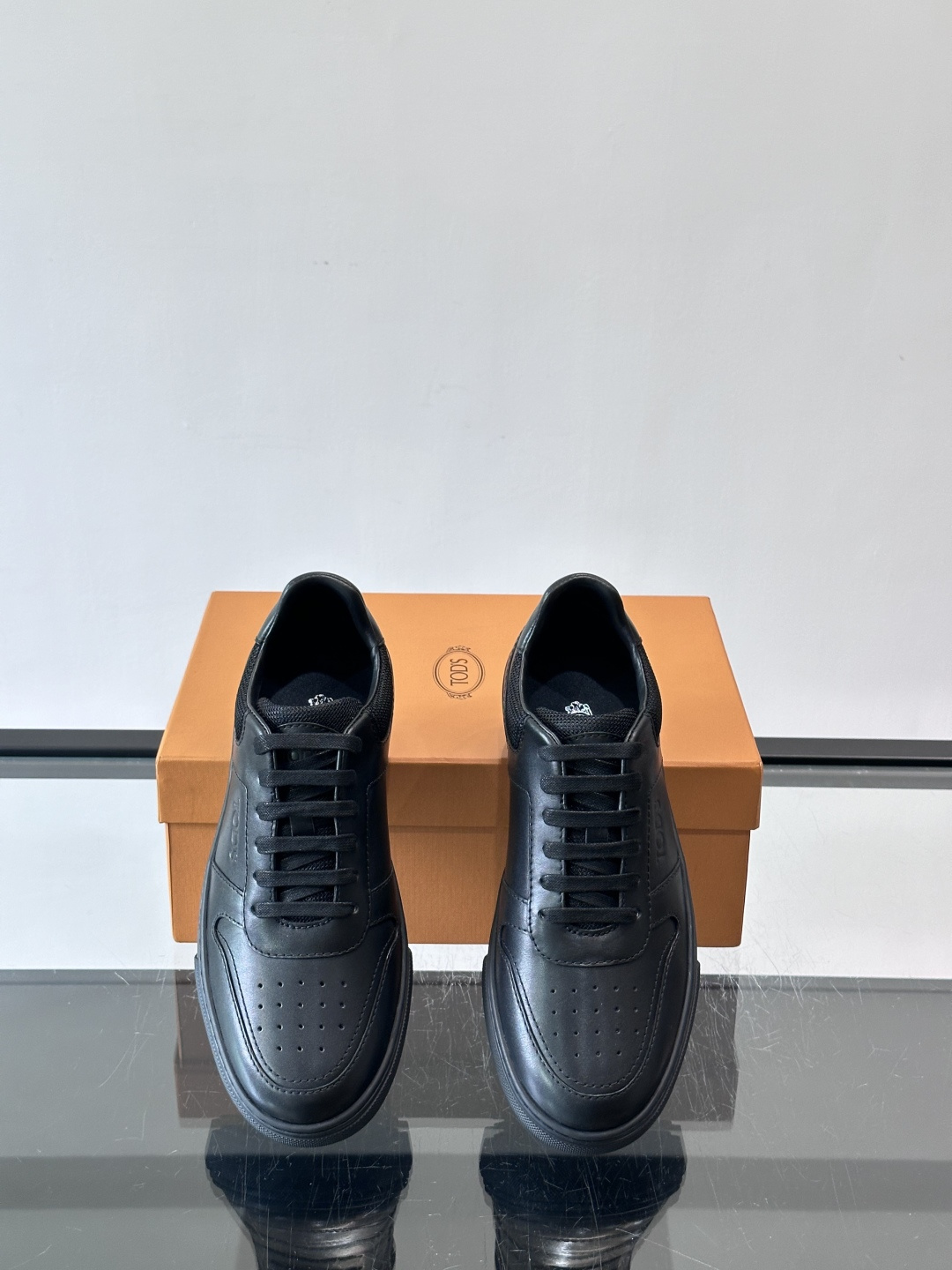 👟TODS男士休闲板鞋，意大利奢侈品牌出品，优质皮革鞋面+透气打孔设计，穿着舒适又实用✨。厚底结构有增高