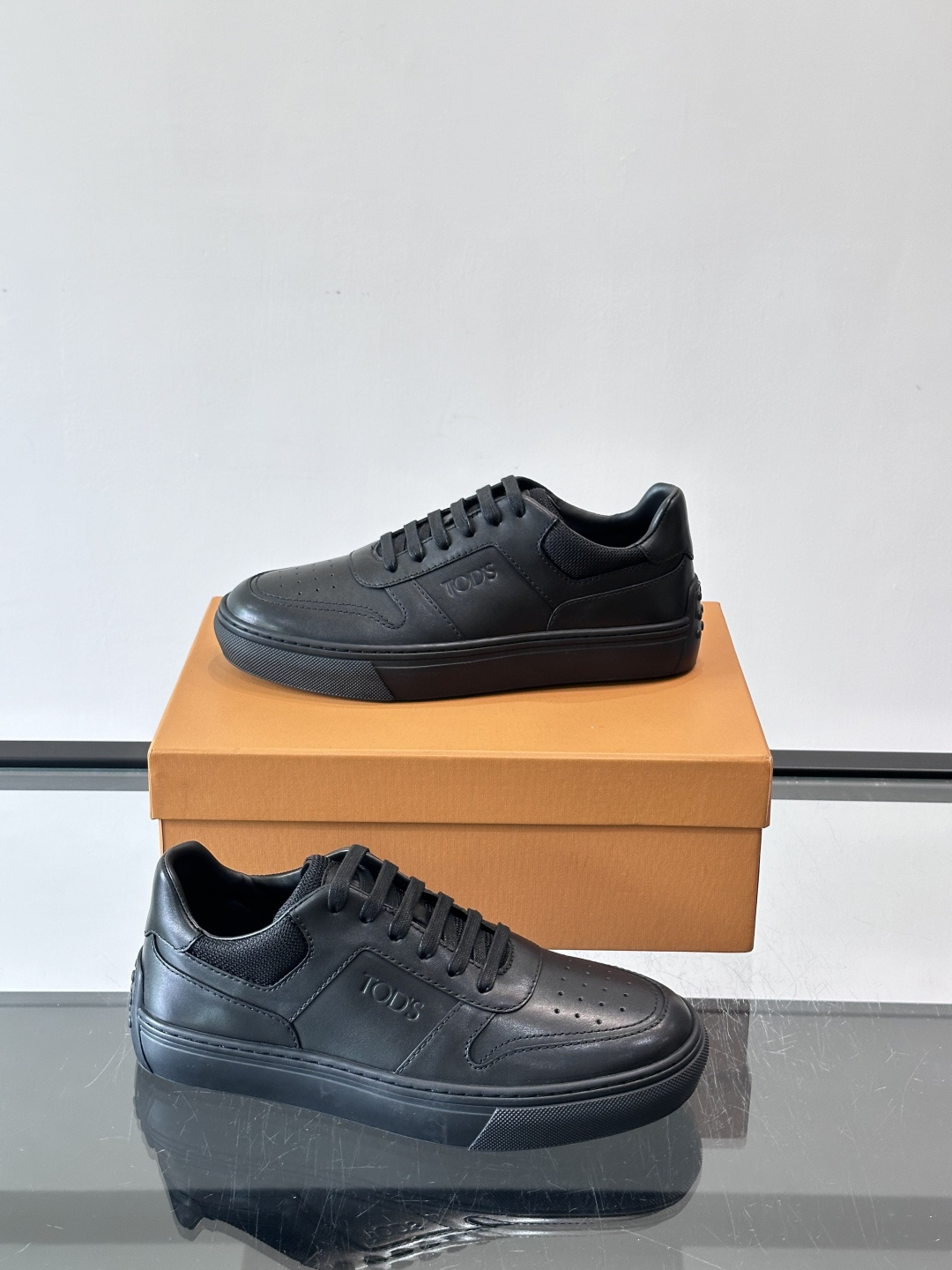👟TODS男士休闲板鞋，意大利奢侈品牌出品，优质皮革鞋面+透气打孔设计，穿着舒适又实用✨。厚底结构有增高