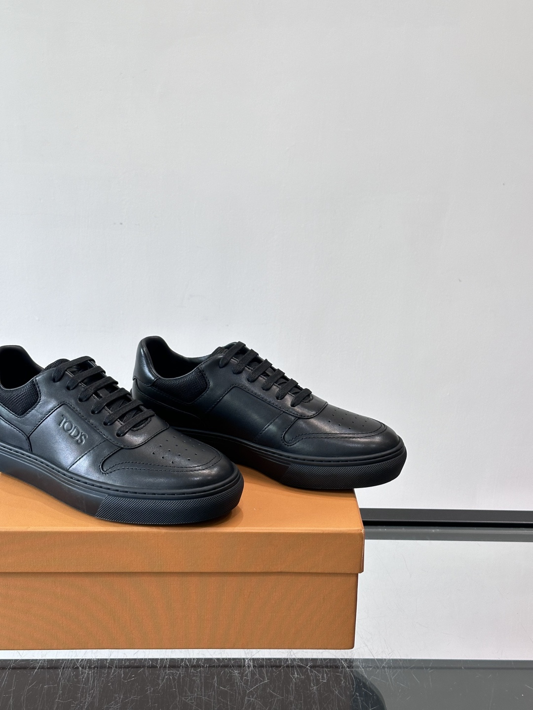 👟TODS男士休闲板鞋，意大利奢侈品牌出品，优质皮革鞋面+透气打孔设计，穿着舒适又实用✨。厚底结构有增高